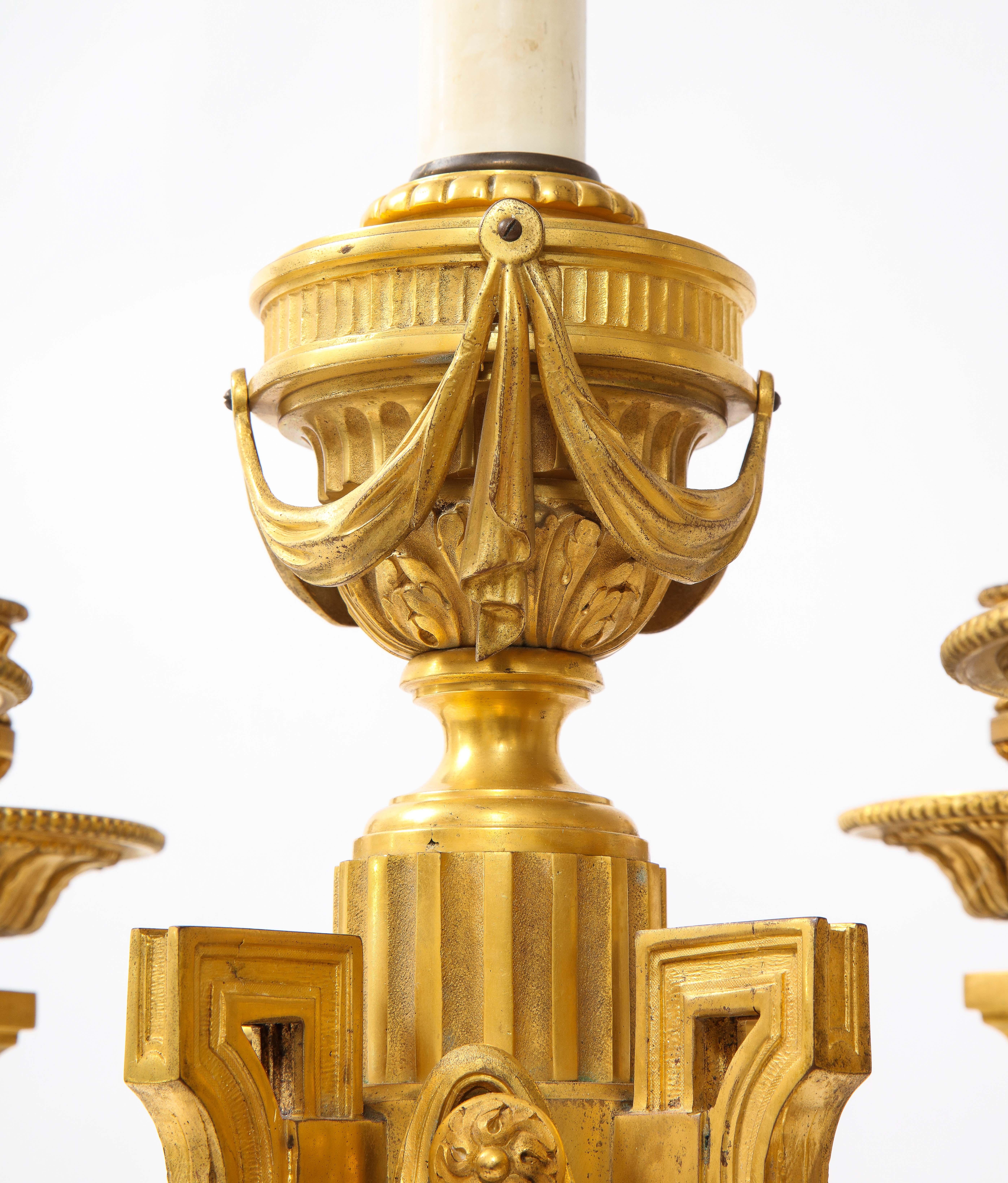 Pareja de candelabros franceses de ormolu de 5 brazos estilo Luis XVI convertidos en lámparas en venta 3