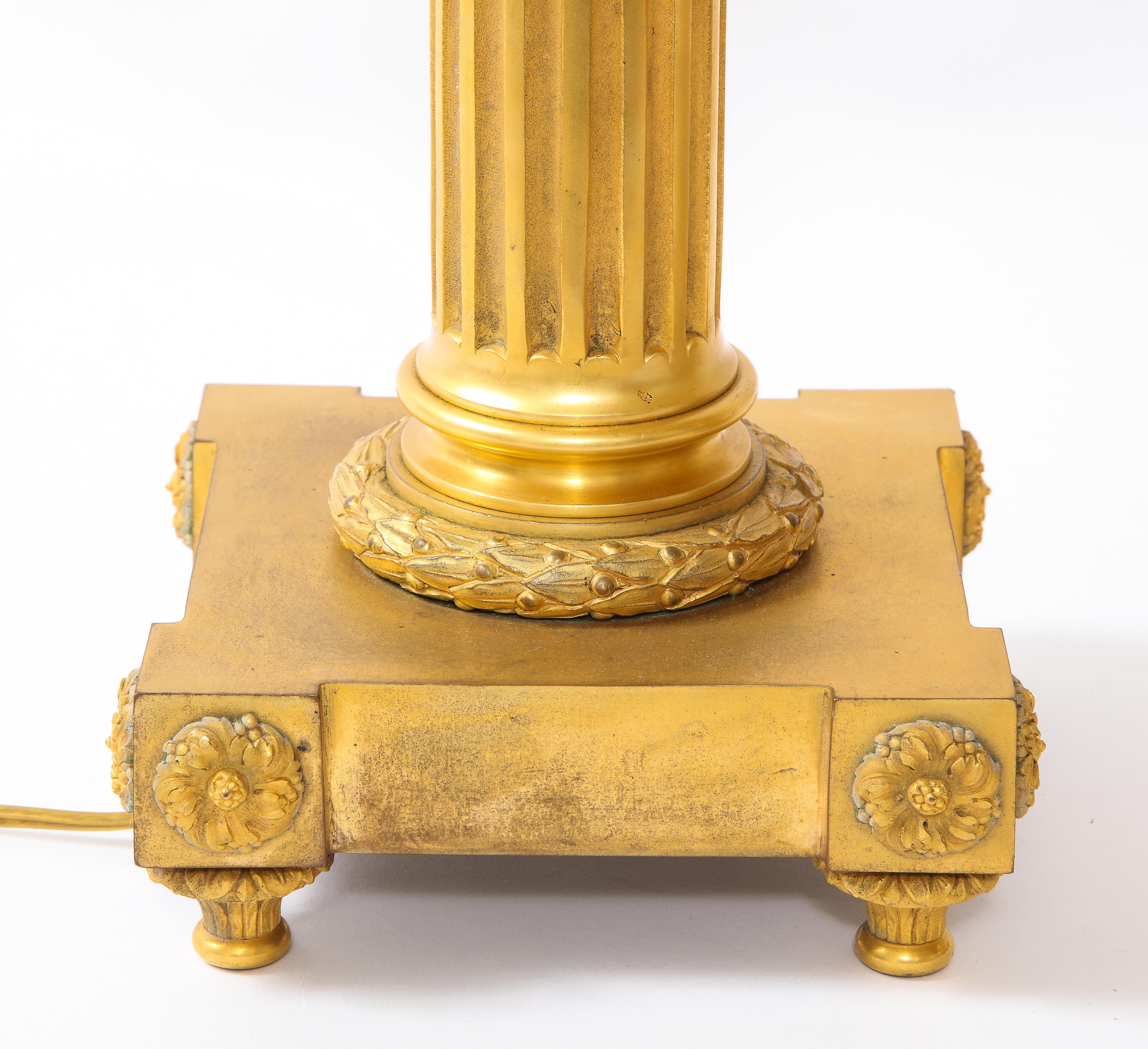 Pareja de candelabros franceses de ormolu de 5 brazos estilo Luis XVI convertidos en lámparas en venta 5