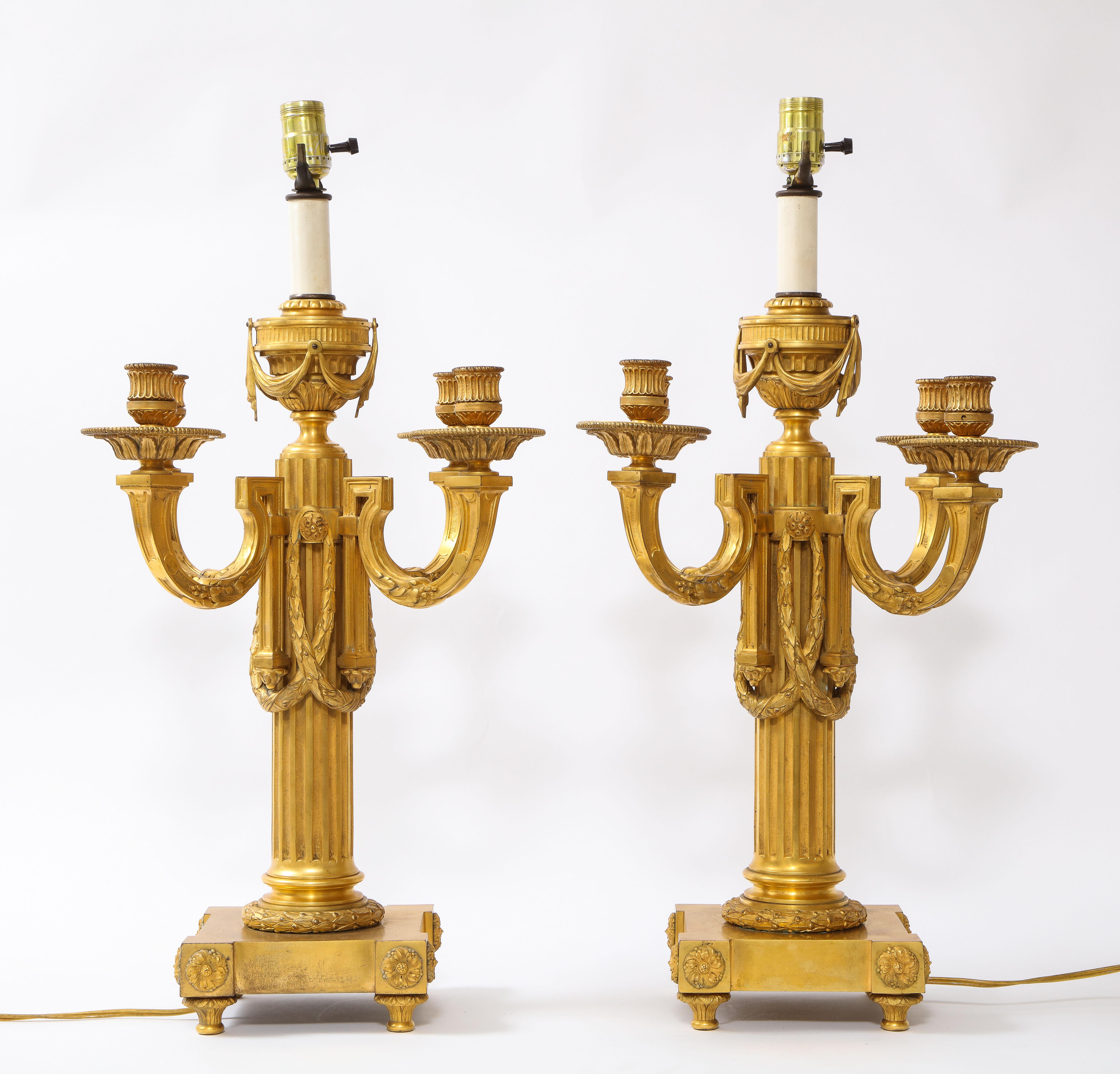 Pareja de candelabros franceses de ormolu de 5 brazos estilo Luis XVI convertidos en lámparas Francés en venta