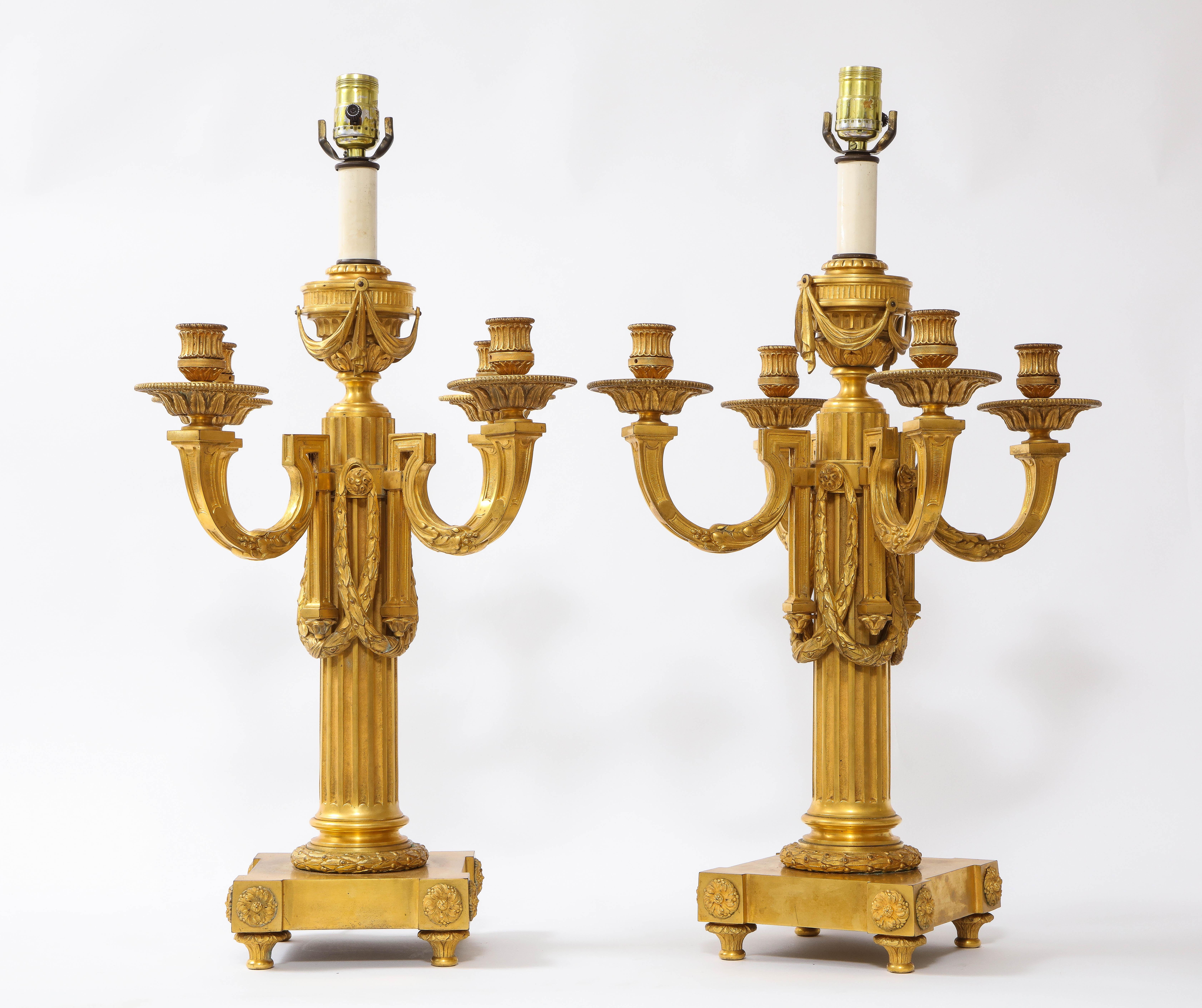 Pareja de candelabros franceses de ormolu de 5 brazos estilo Luis XVI convertidos en lámparas Dorado en venta