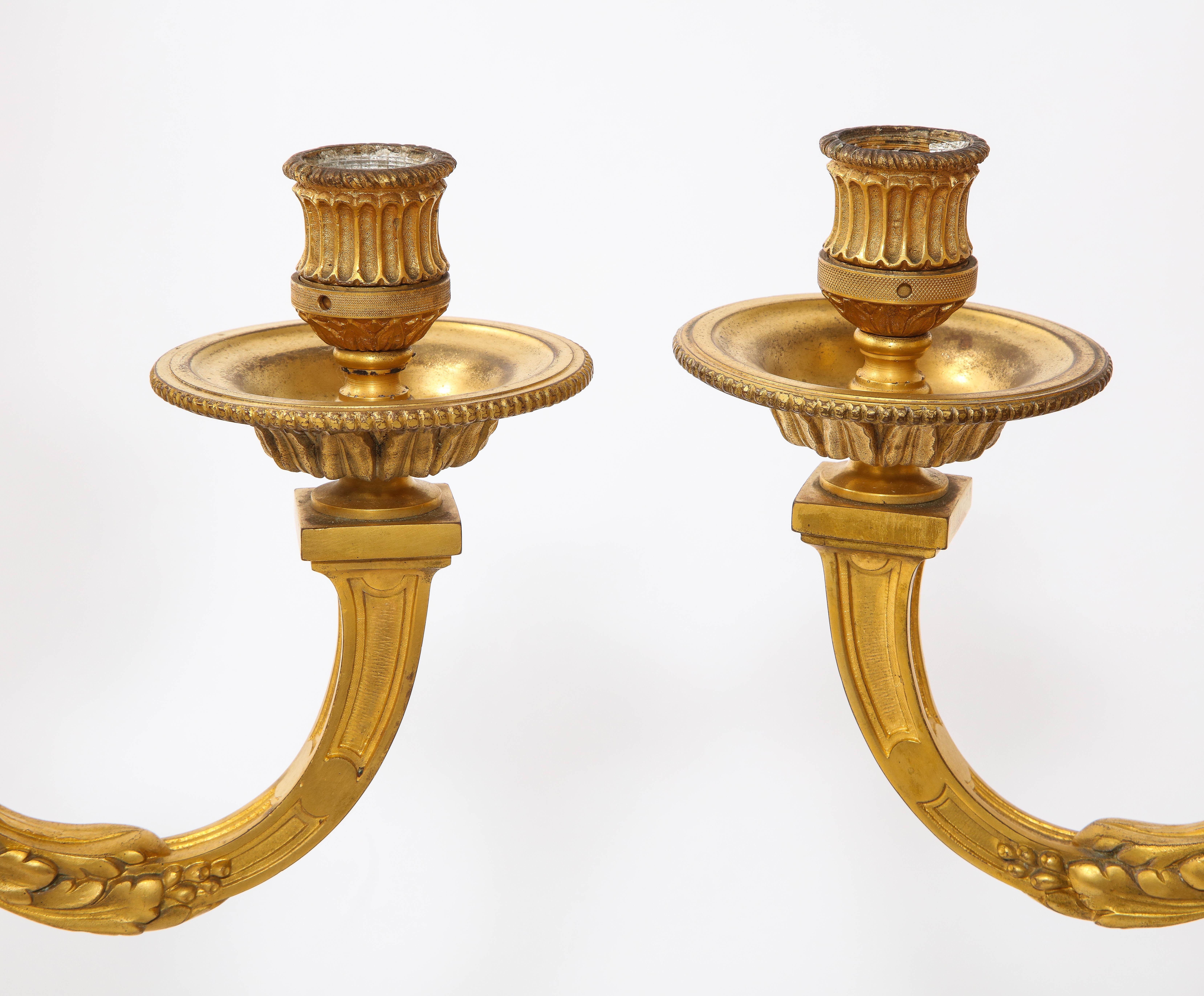 Pareja de candelabros franceses de ormolu de 5 brazos estilo Luis XVI convertidos en lámparas en Bueno estado para la venta en New York, NY