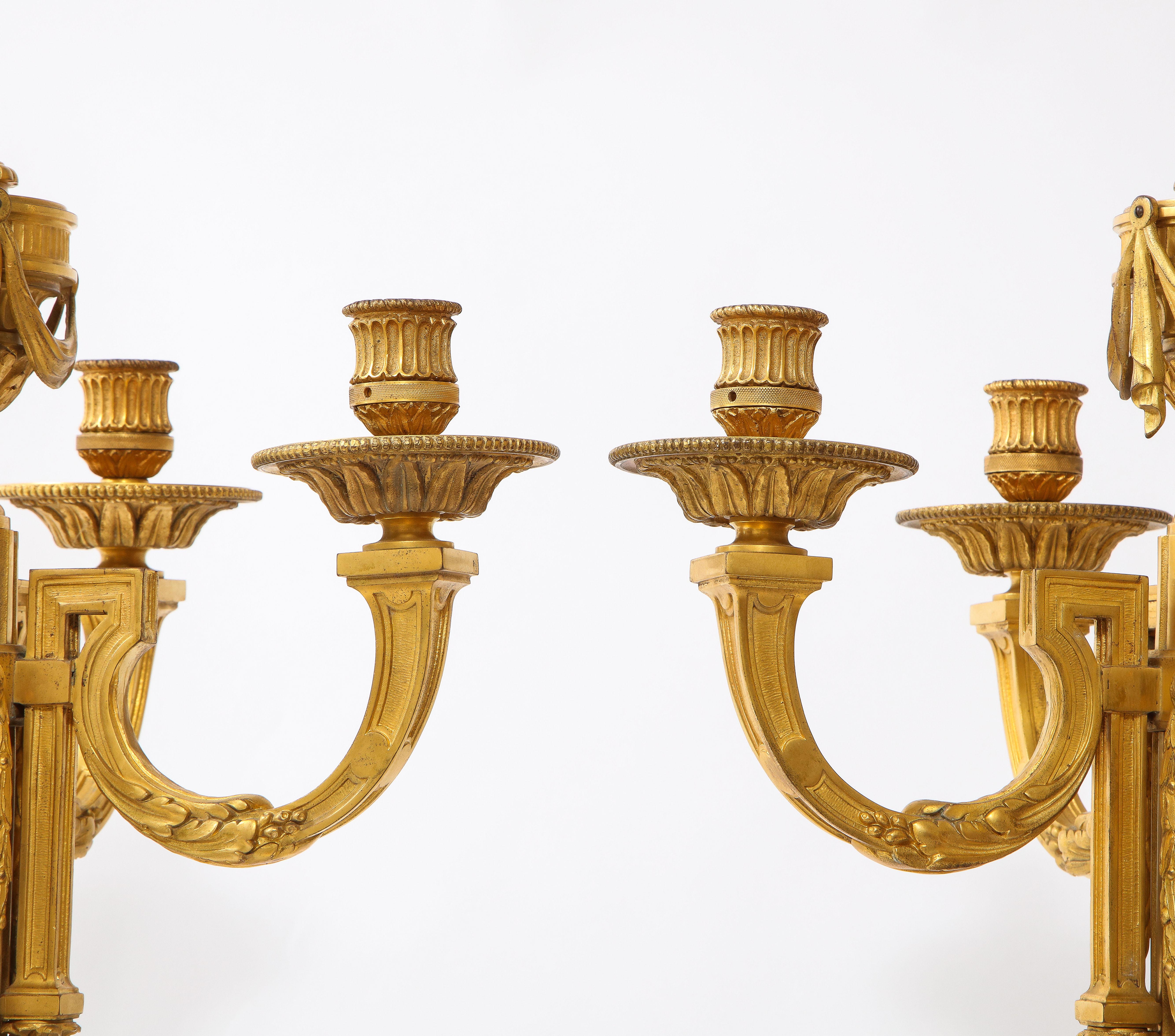 Pareja de candelabros franceses de ormolu de 5 brazos estilo Luis XVI convertidos en lámparas Fines del siglo XIX en venta