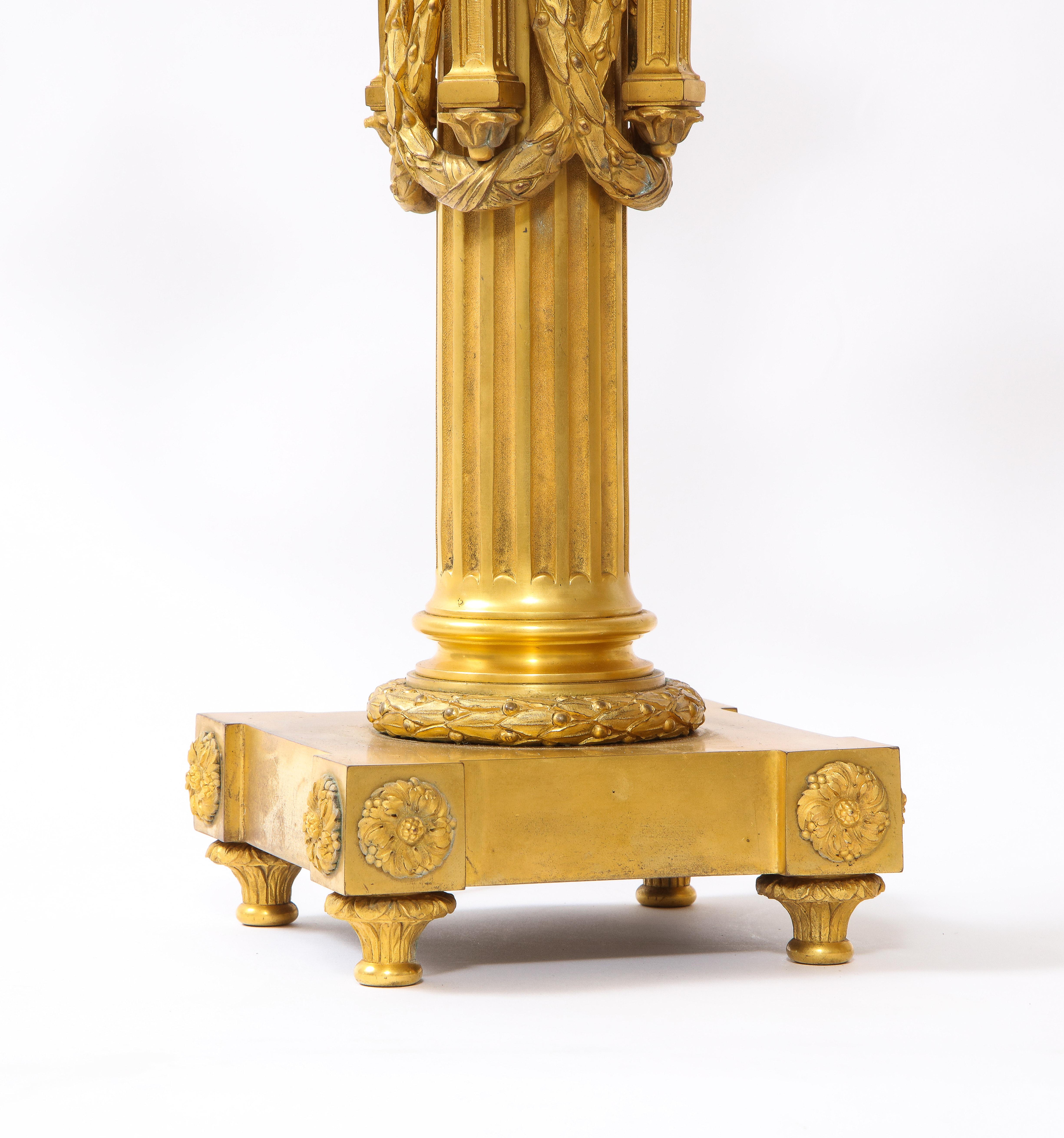 Pareja de candelabros franceses de ormolu de 5 brazos estilo Luis XVI convertidos en lámparas Ormolú en venta