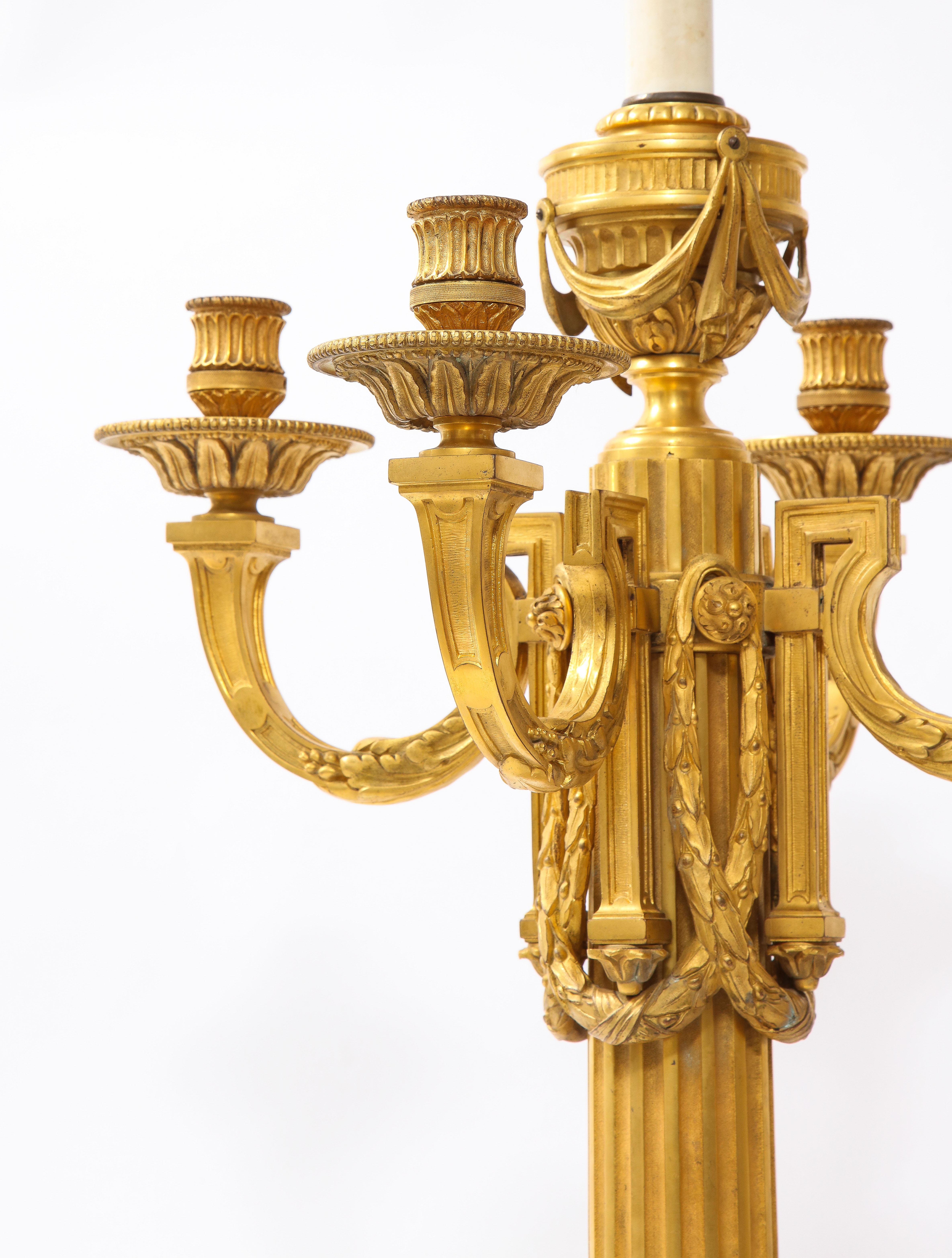 Pareja de candelabros franceses de ormolu de 5 brazos estilo Luis XVI convertidos en lámparas en venta 1