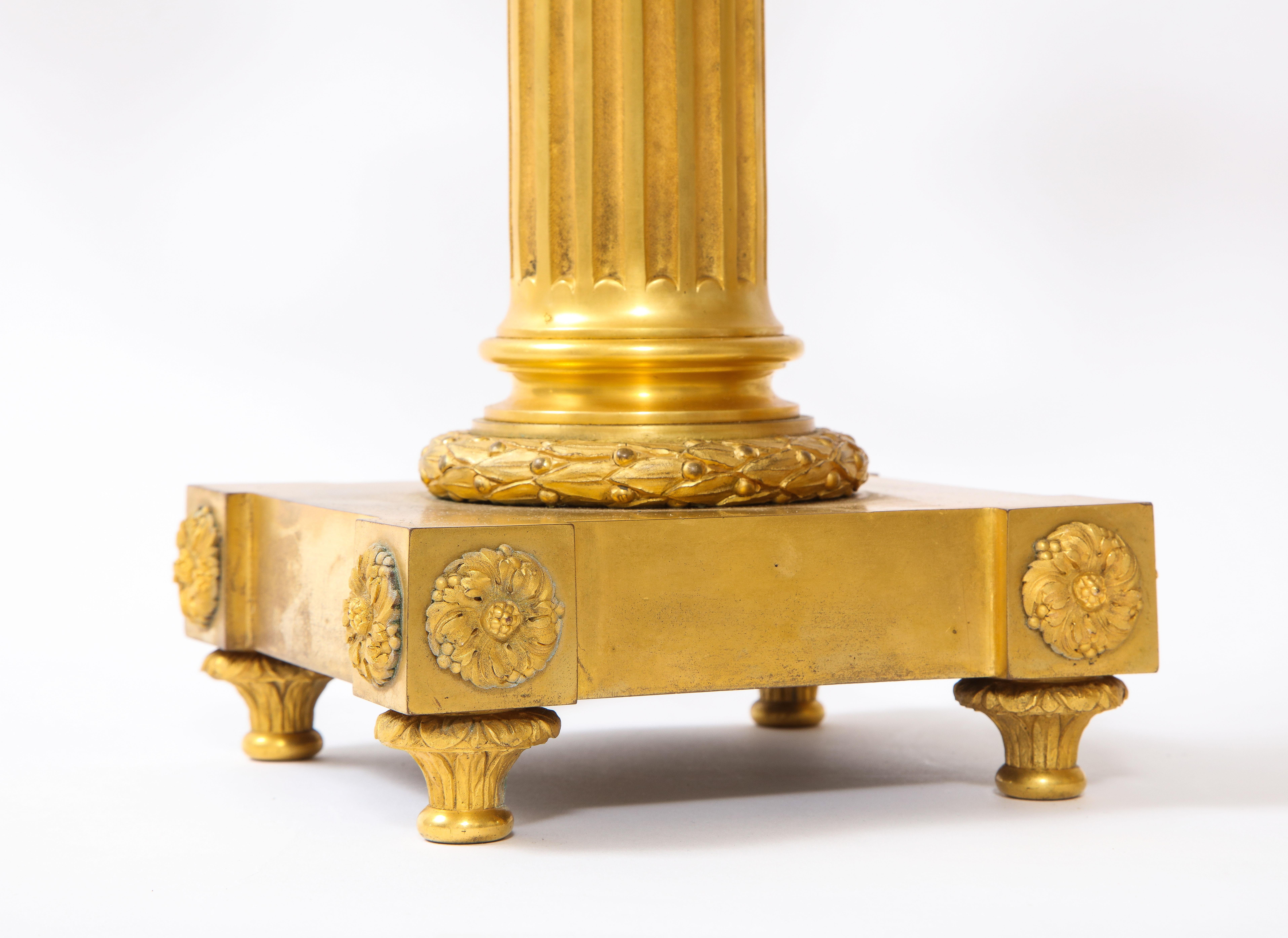 Pareja de candelabros franceses de ormolu de 5 brazos estilo Luis XVI convertidos en lámparas en venta 2