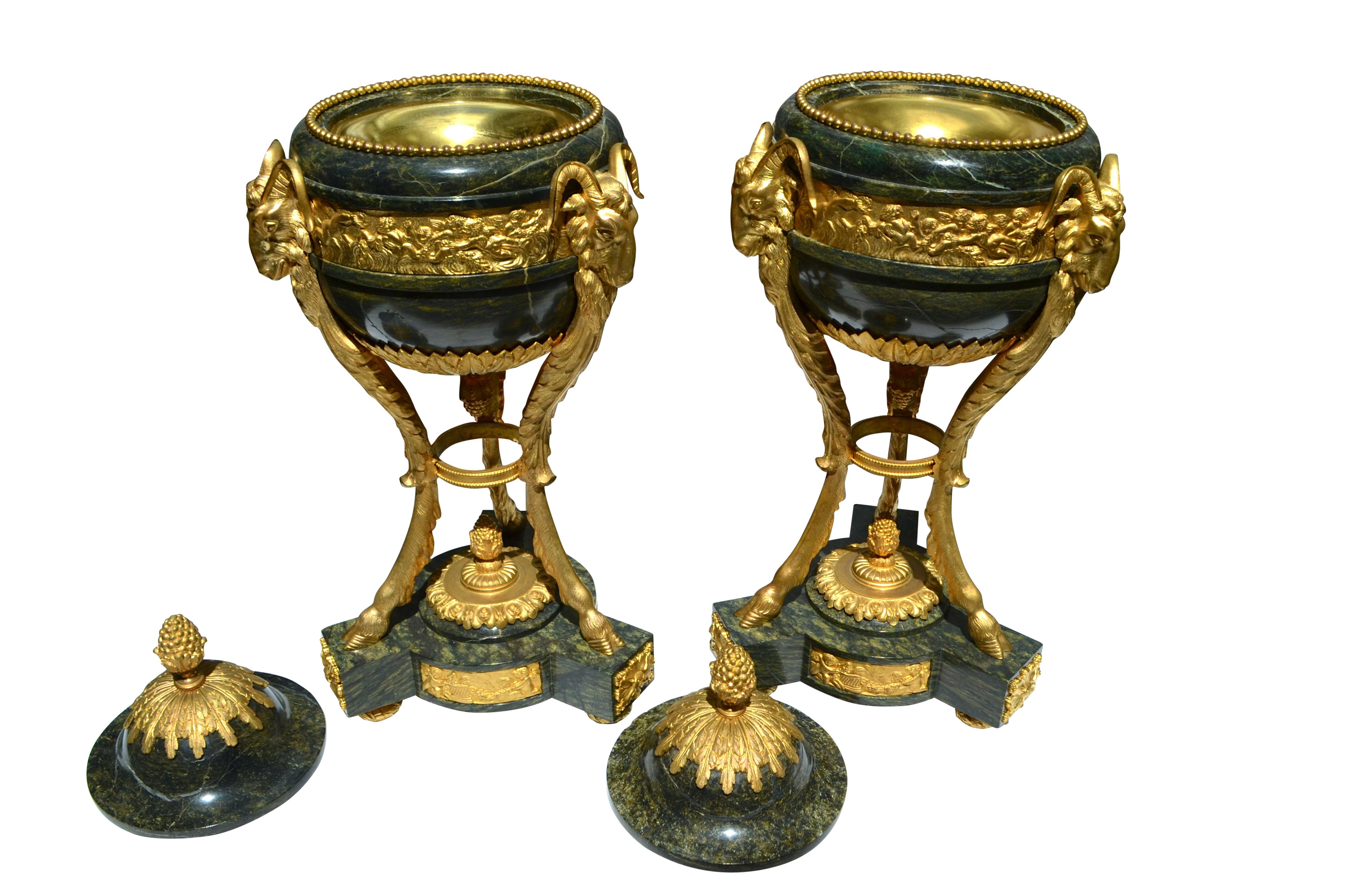 Bronze Paire de cassolettes à couvercle de style Louis XVI en marbre vert antique et bronze doré en vente