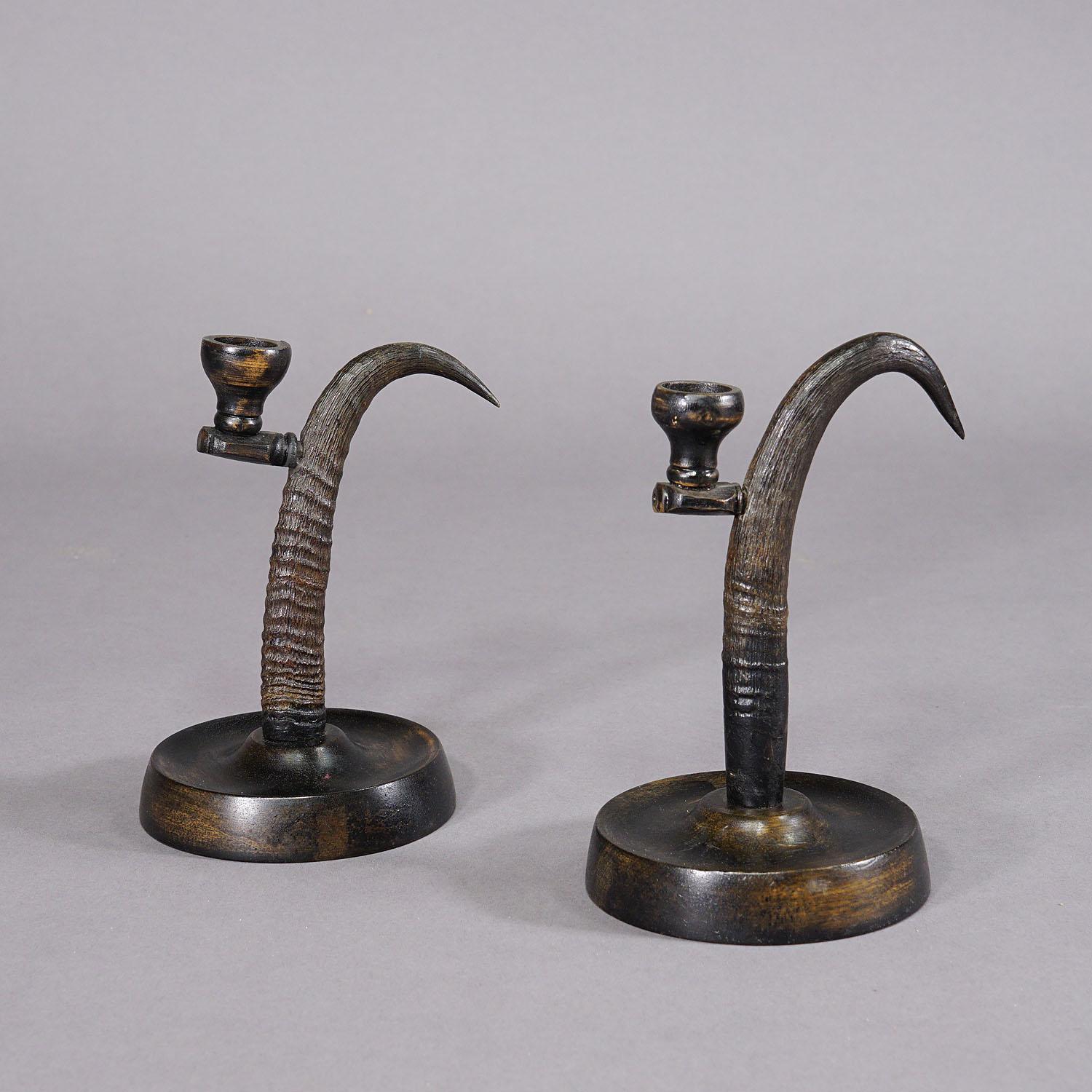 Ein Paar schöne antike Kerzenständer mit Chamois-Hörnern (Rustikal) im Angebot