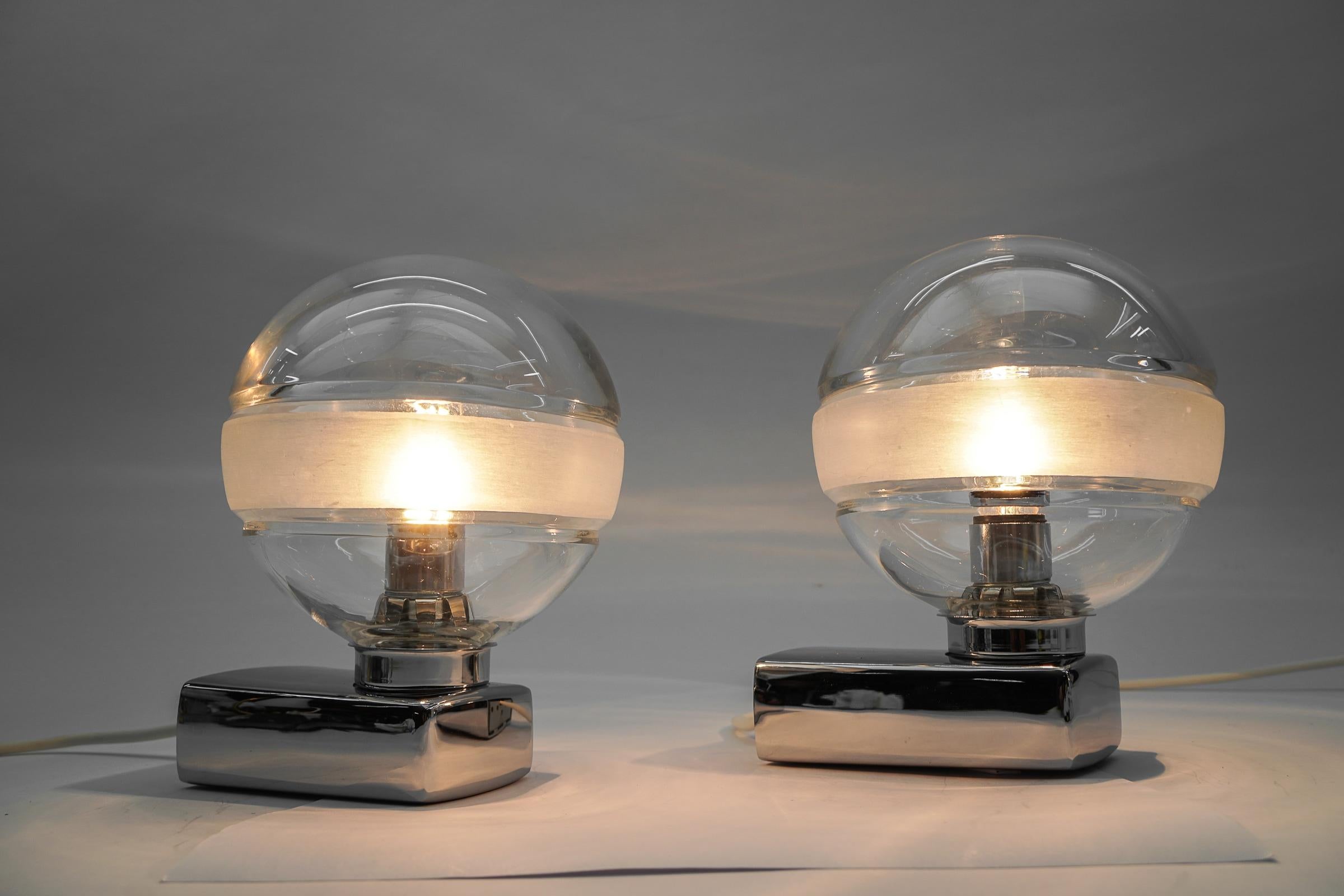 Mid-Century moderno coppia di deliziose lampade da parete in cromo con vetro trasparente acidato, anni '60 in vendita