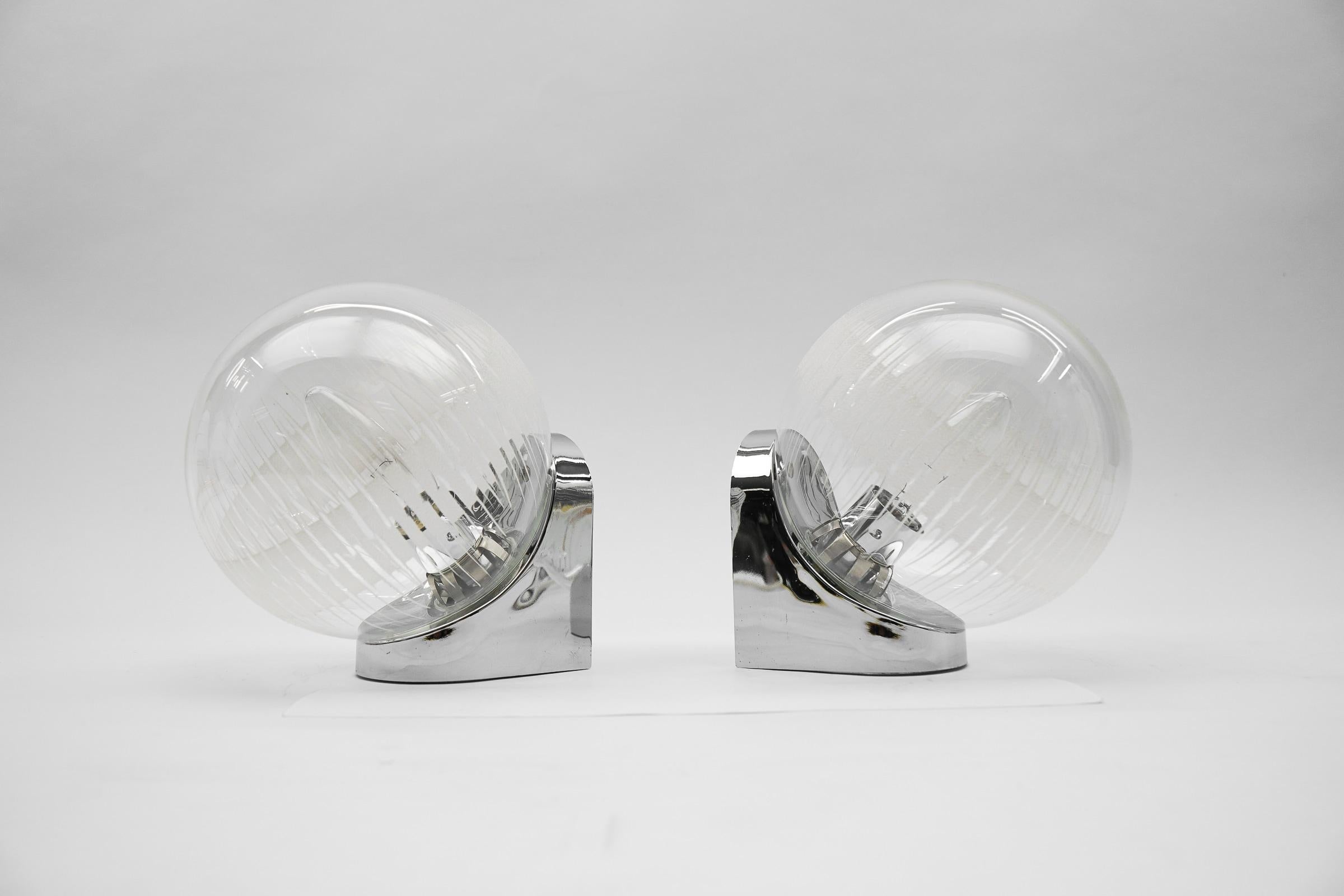 Pair Lovely Chrome Wall Lamps with Etched Clear Glass by Hillebrand, 1960s In Good Condition For Sale In Nürnberg, Bayern