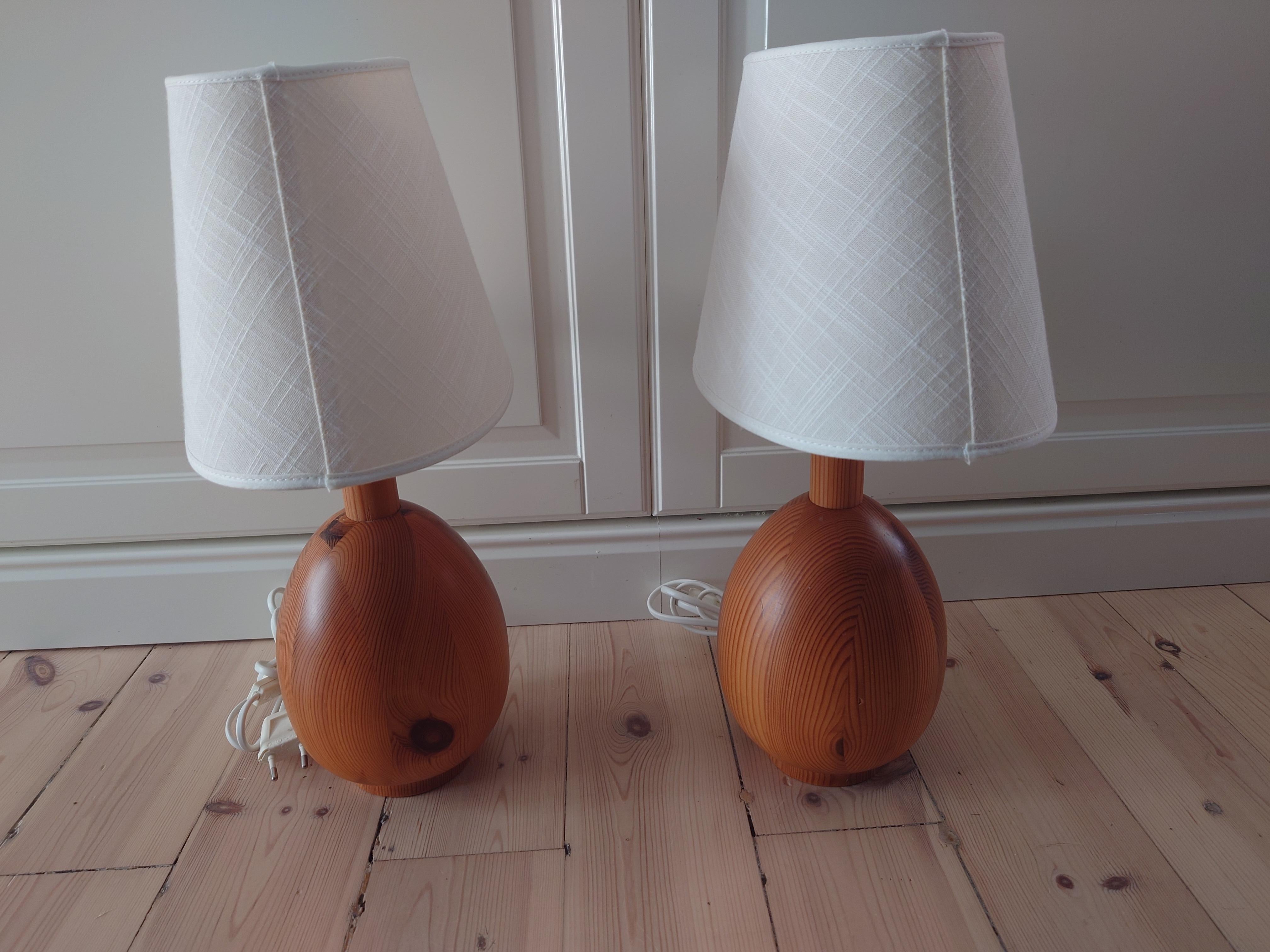 A pair Markslöjd Minimalist Table Lamps, Solid Pine, Kinna, Sweden, c. 1970s In Good Condition For Sale In Boden, SE