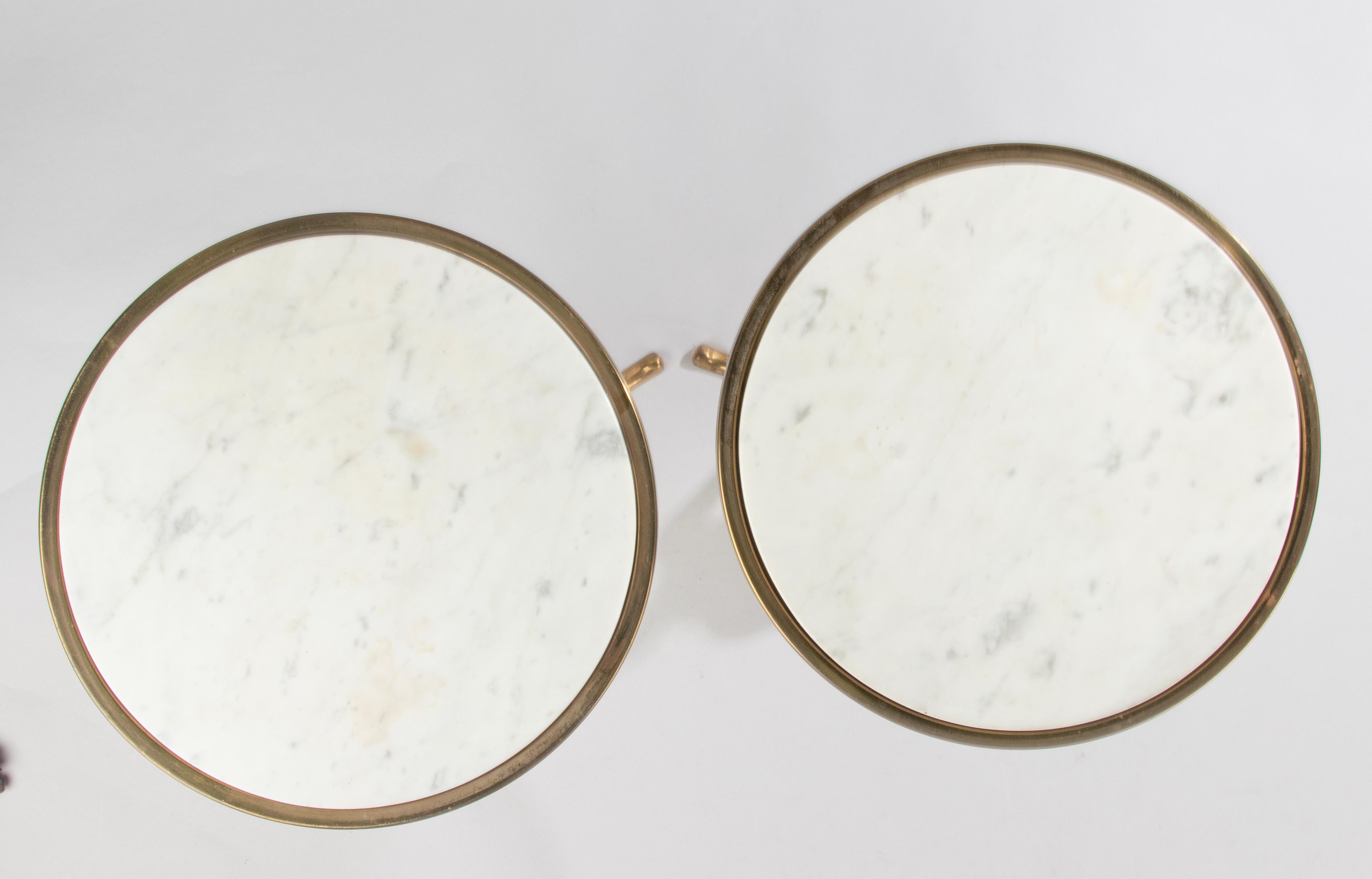 Paire de tables d'appoint tripodes de couleur laiton du milieu du 20e siècle - plateaux en marbre en vente 4