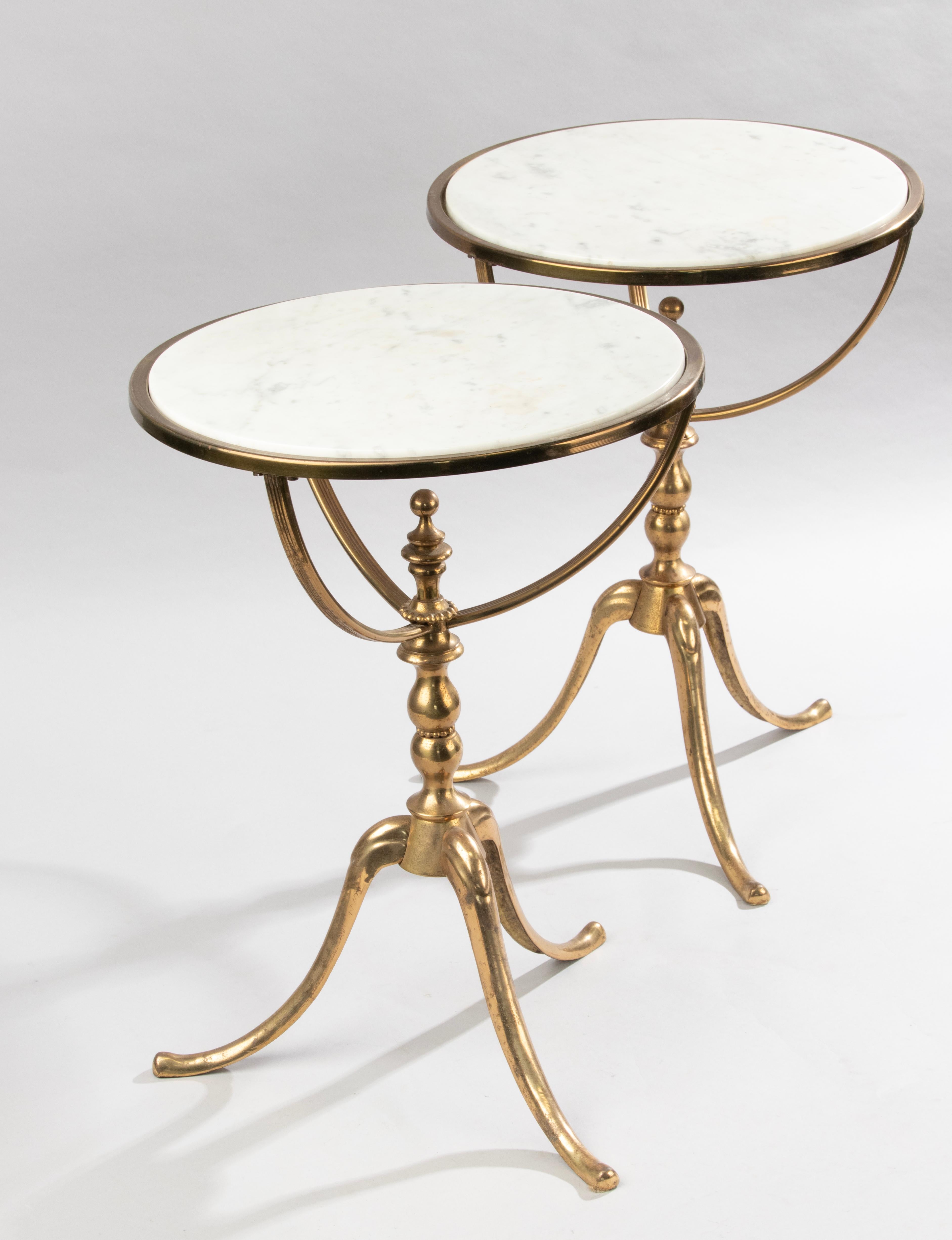 Paire de tables d'appoint tripodes de couleur laiton du milieu du 20e siècle - plateaux en marbre en vente 6