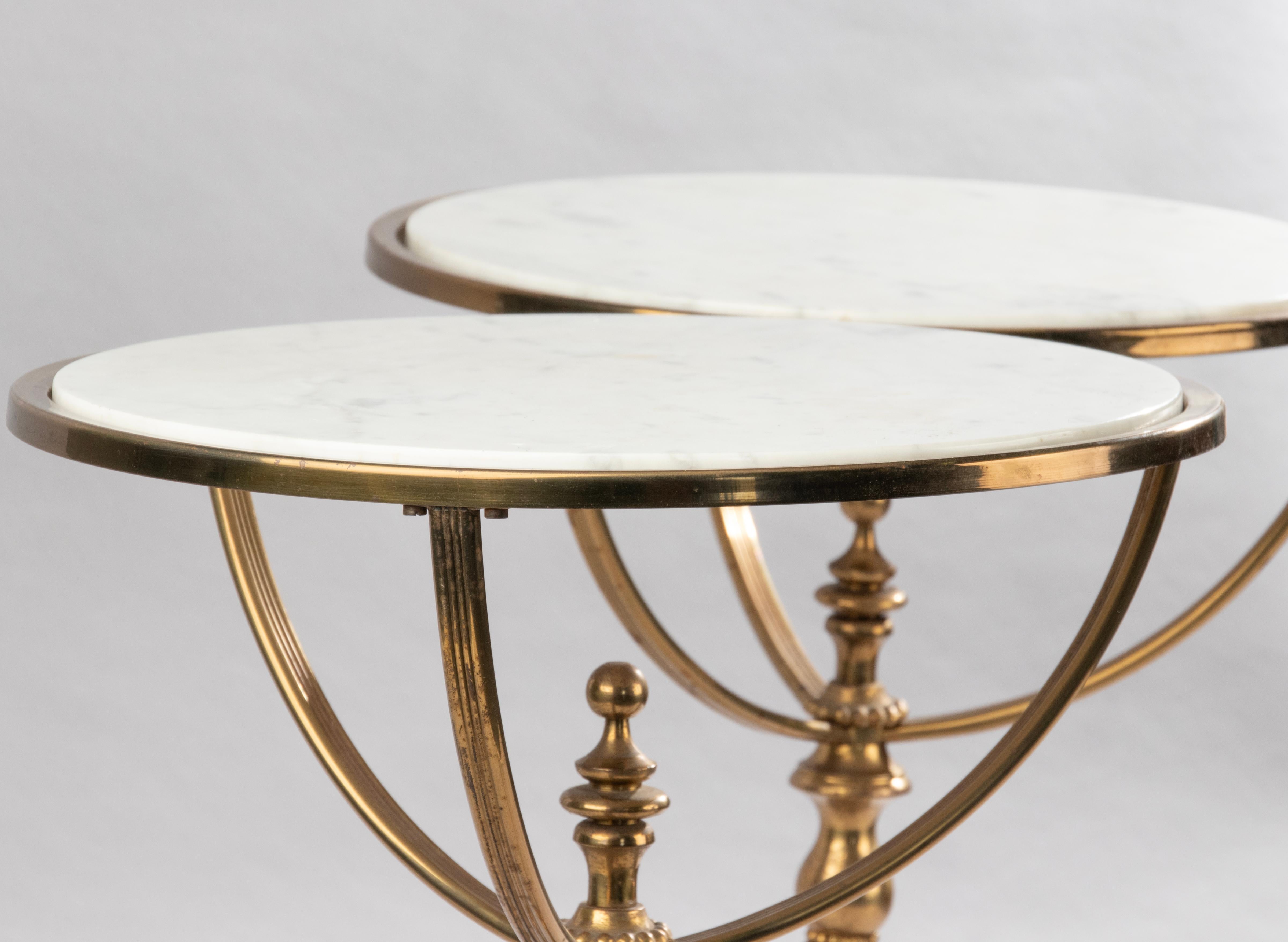 Paire de tables d'appoint tripodes de couleur laiton du milieu du 20e siècle - plateaux en marbre en vente 8