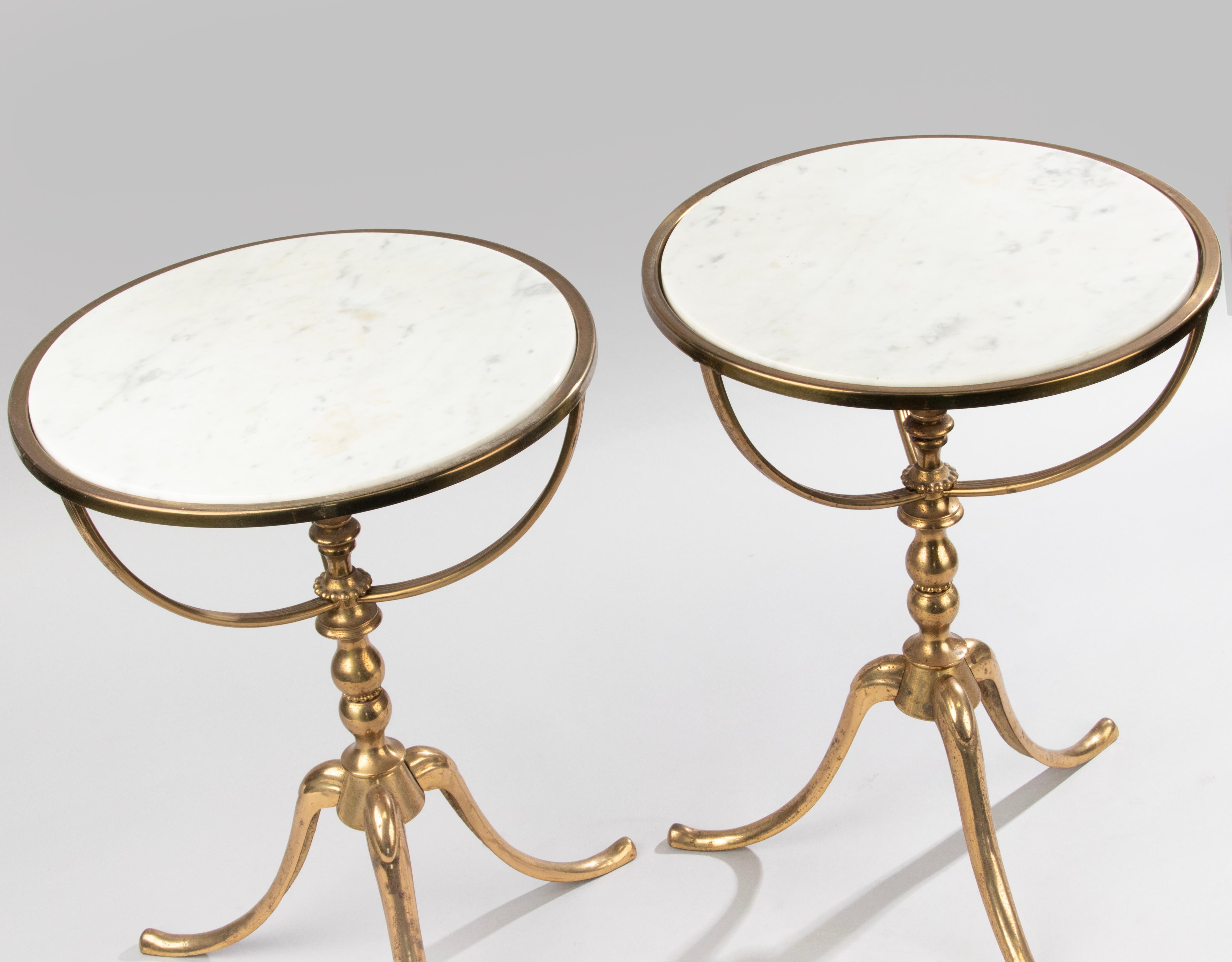 Paire de tables d'appoint tripodes de couleur laiton du milieu du 20e siècle - plateaux en marbre en vente 10