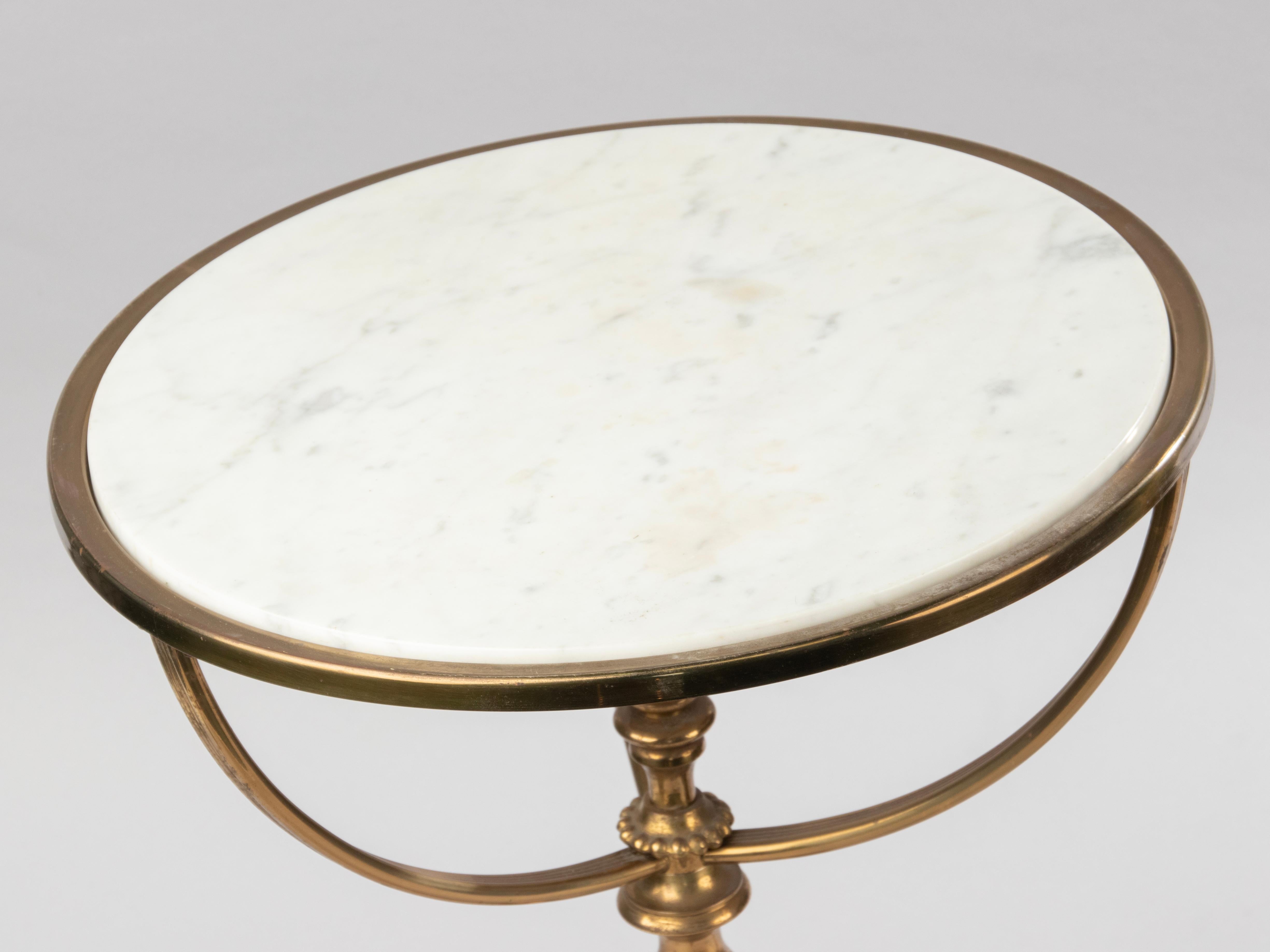 Paire de tables d'appoint tripodes de couleur laiton du milieu du 20e siècle - plateaux en marbre en vente 11