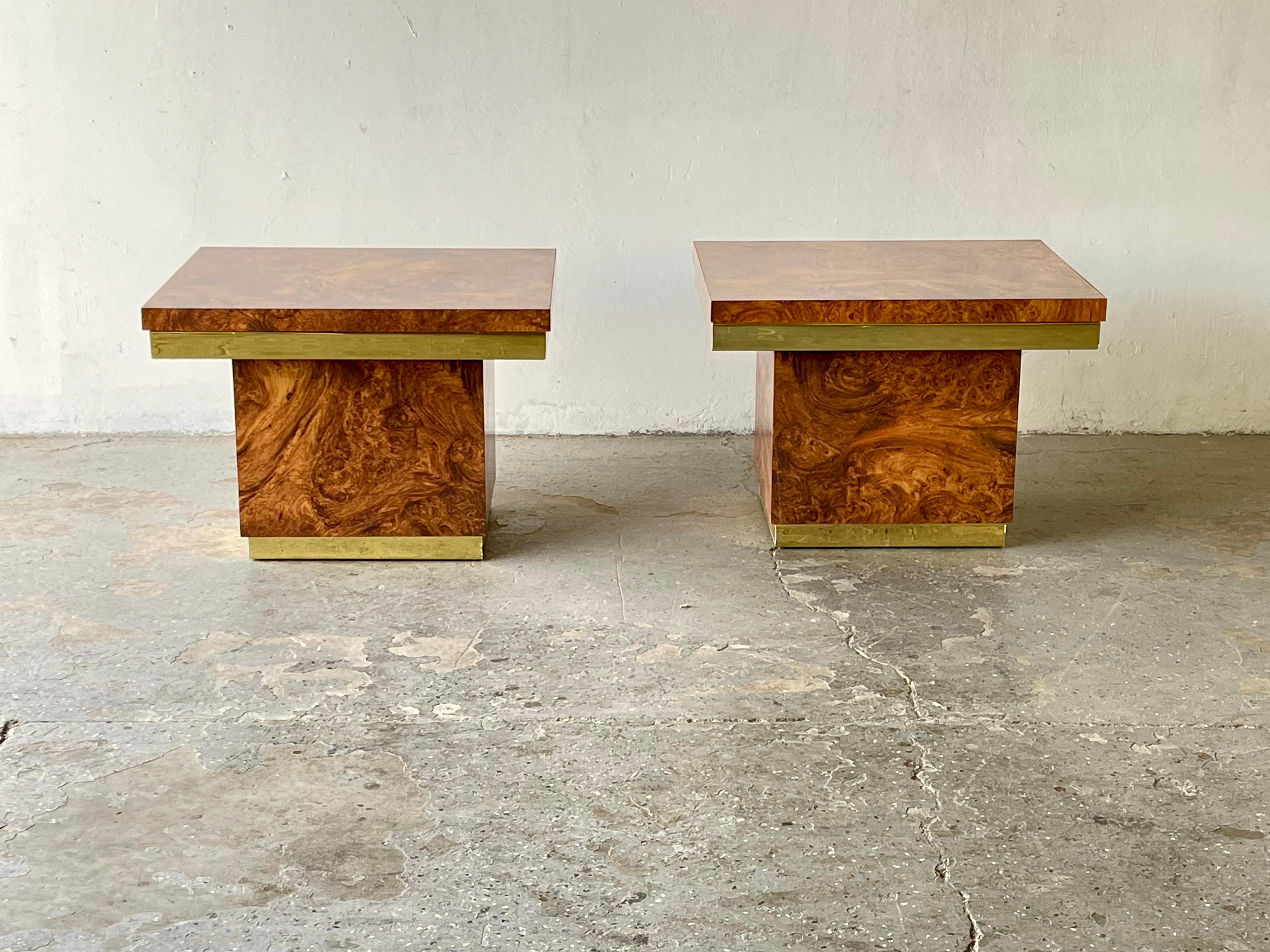 Pair 1970s Modern Burl wood Laminate & Brass Side Tables 


Vintage Pair of Mid-Century Modern faux burl wood and brass Parsons style accent tables circa 1970s. Original faux burl wood finish, shiny lacquered brass fittings and frame. Often