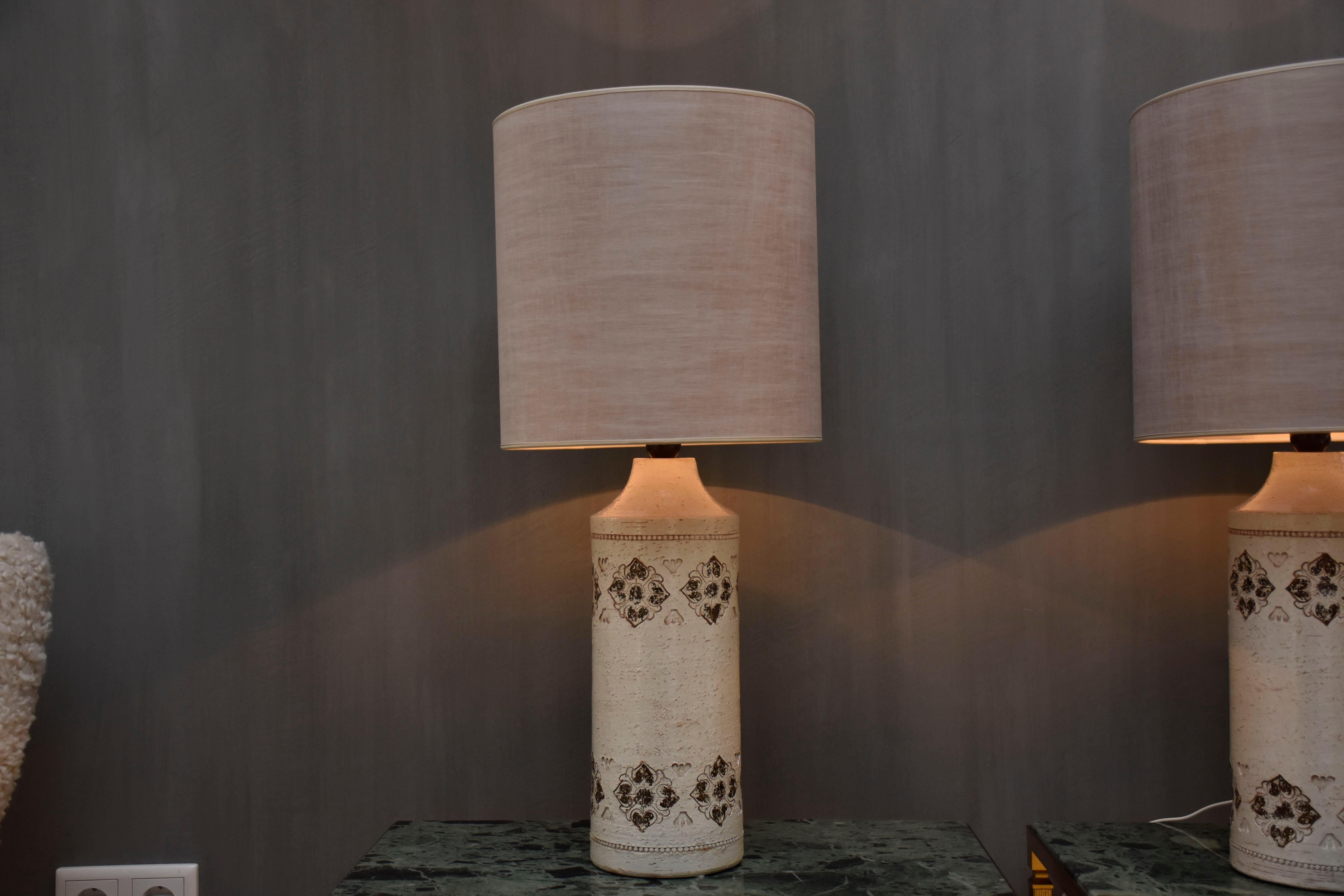 Ein schönes Paar Tischlampen aus Keramik, entworfen von Bitossi für Bergboms - Schweden.
Diese schönen Lampen haben weiß glasierte Basis mit Textur und braunen Paterns.
Zeitraum - ca. 1960
Herkunftsort - Italien/Schweden
Unten signiert.

- Die