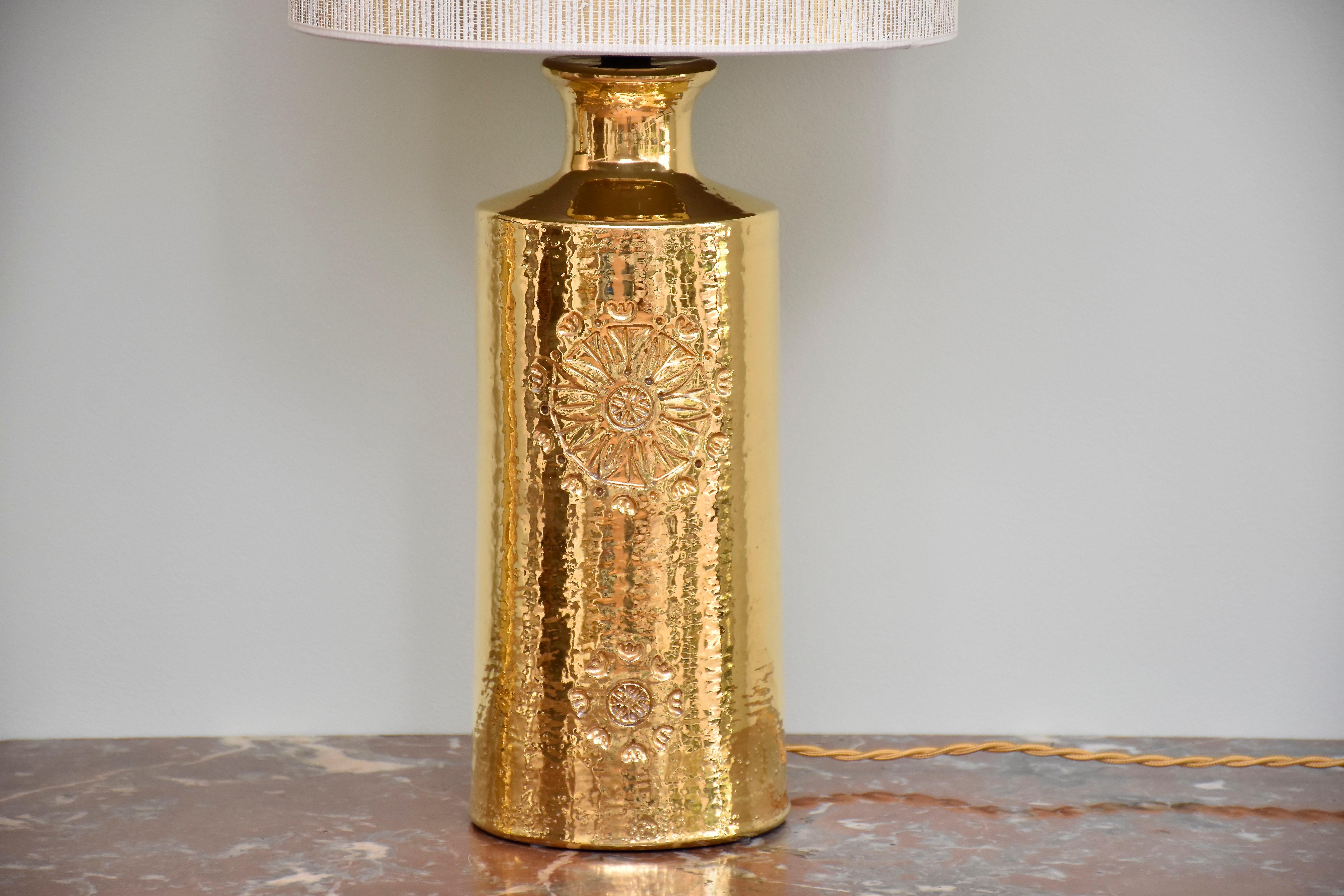 italien Paire de lampes de table en céramique émaillée or du milieu du siècle dernier par Bitossi pour Bergboms en vente