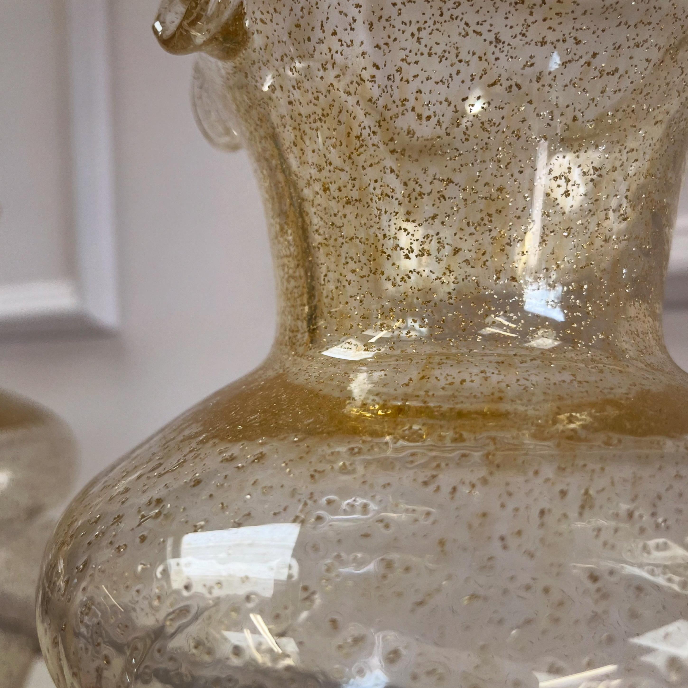 Ein skurriles Paar goldgesprenkelter Murano-Glasvasen, die zu Lampen umfunktioniert wurden. Die gewellten Öffnungen gehen in gestufte Körper auf einem sich verjüngenden und erhöhten runden Fuß über.

Mitte des zwanzigsten Jahrhunderts, Italien

H 32