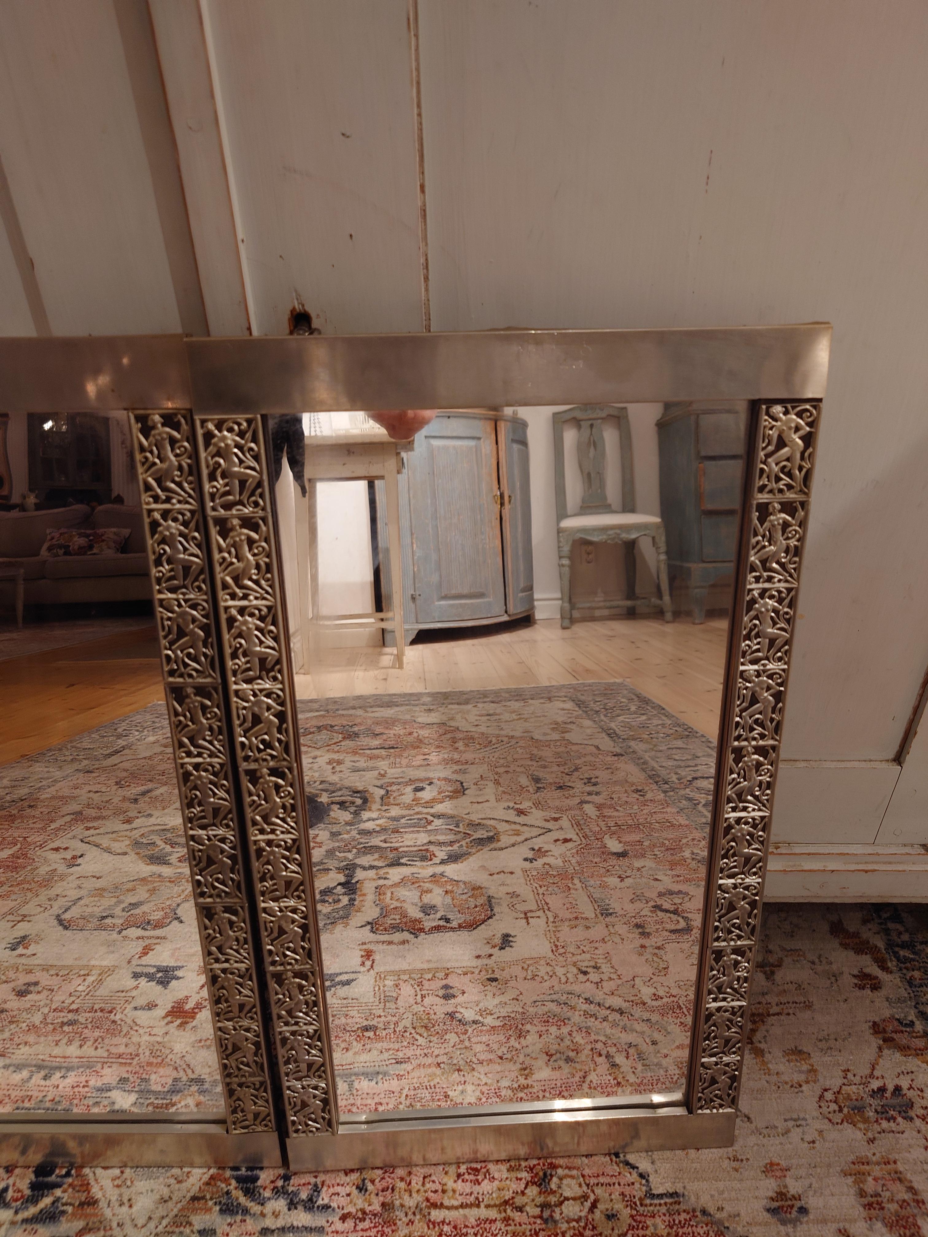 Exquisite 1920er Paar von  Zinnspiegel, von denen angenommen wird, dass sie hergestellt werden  von dem talentierten David Wretling. Geschmückt mit zarten, weiblichen Figuren.
Diese Spiegel fangen die Eleganz und den Charme der damaligen Zeit