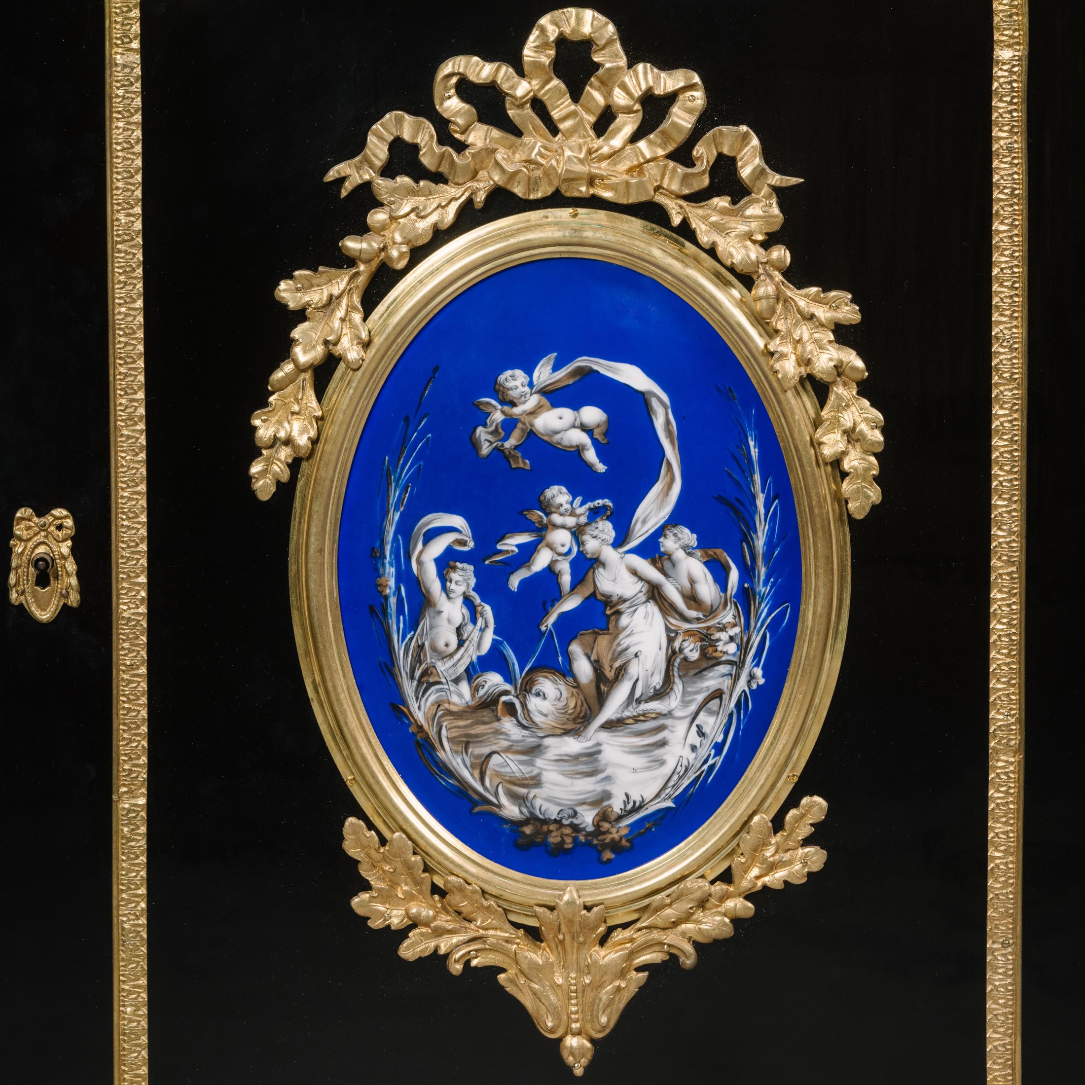 Paire d'armoires Napoléon III en bronze doré et porcelaine montées sur ébène en vente 3