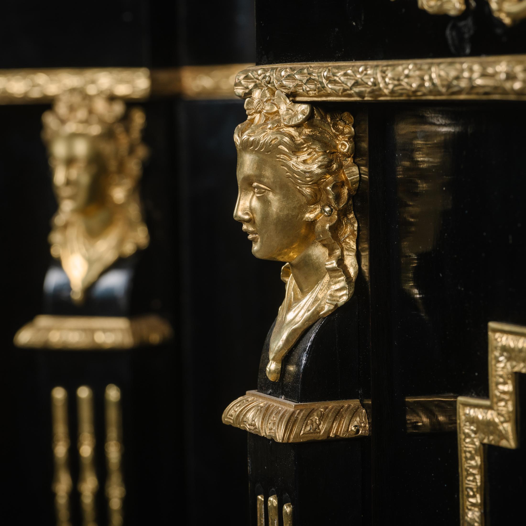 XIXe siècle Paire d'armoires Napoléon III en bronze doré et porcelaine montées sur ébène en vente