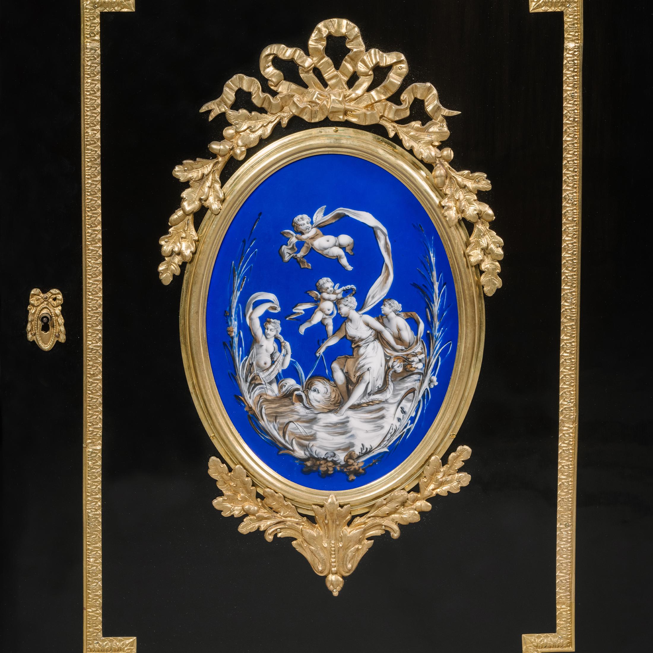 Paire d'armoires Napoléon III en bronze doré et porcelaine montées sur ébène en vente 1