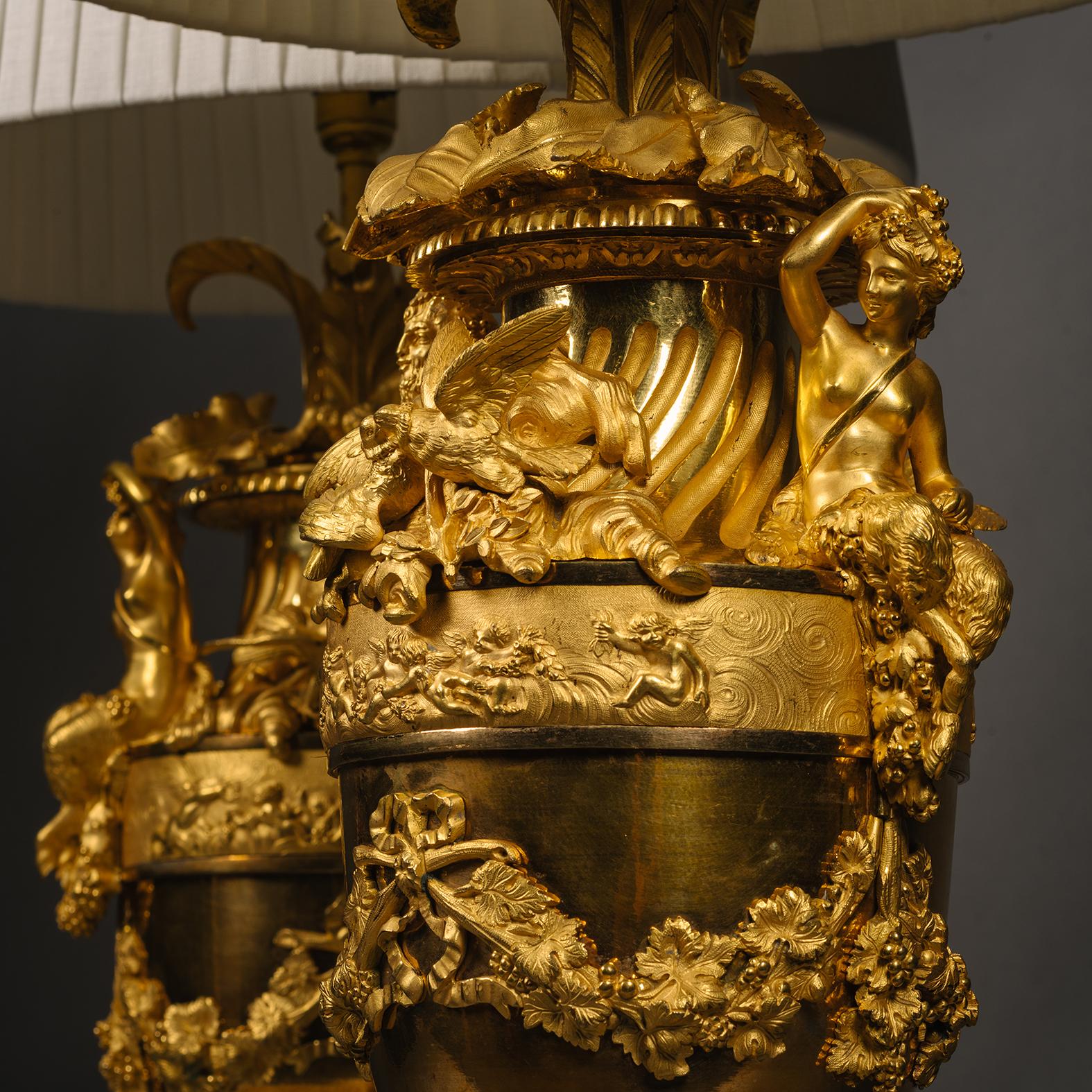 Français Paire de vases en bronze doré Napoléon III, montés en lampes de table, par Henri Picard en vente