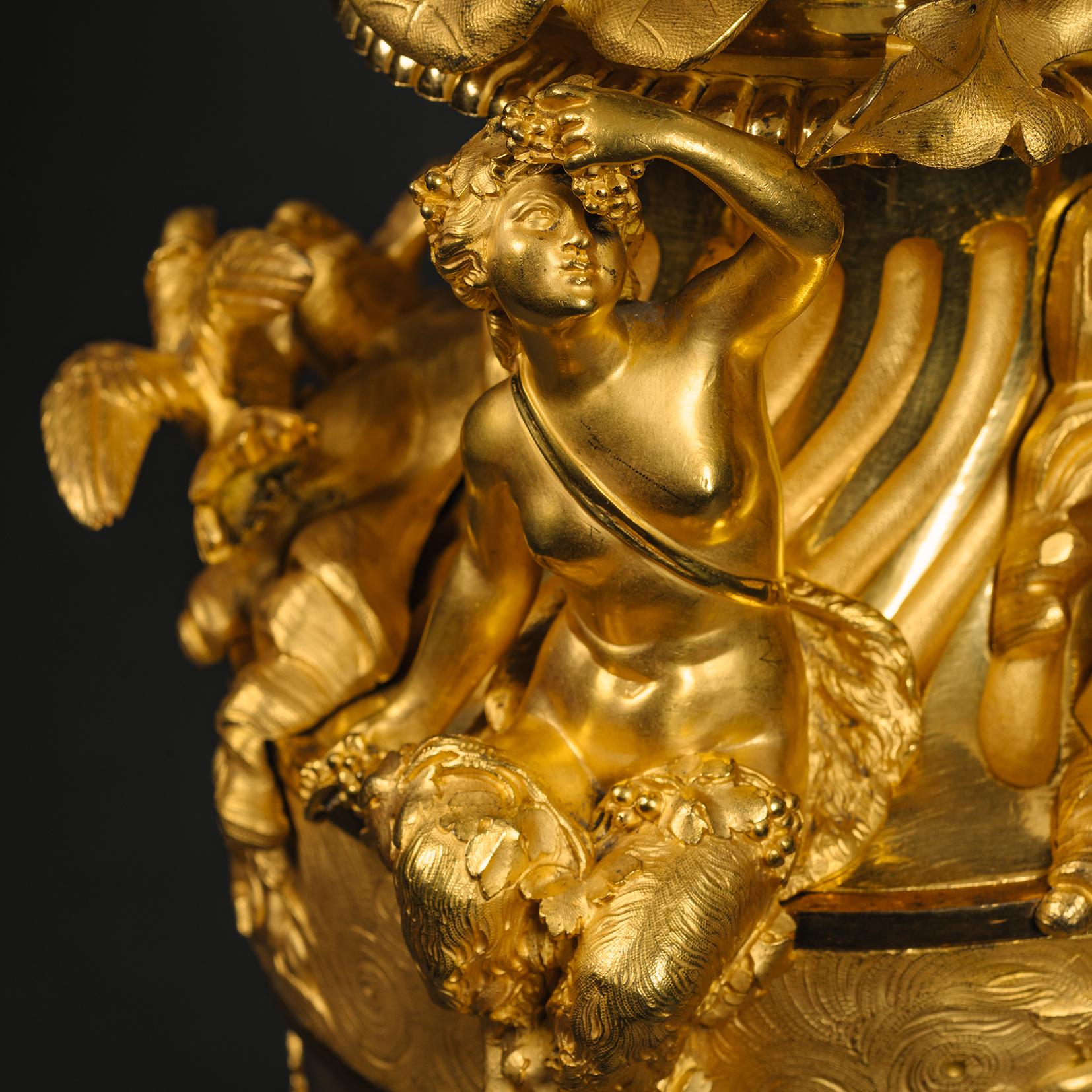 Paire de vases en bronze doré Napoléon III, montés en lampes de table, par Henri Picard en vente 1