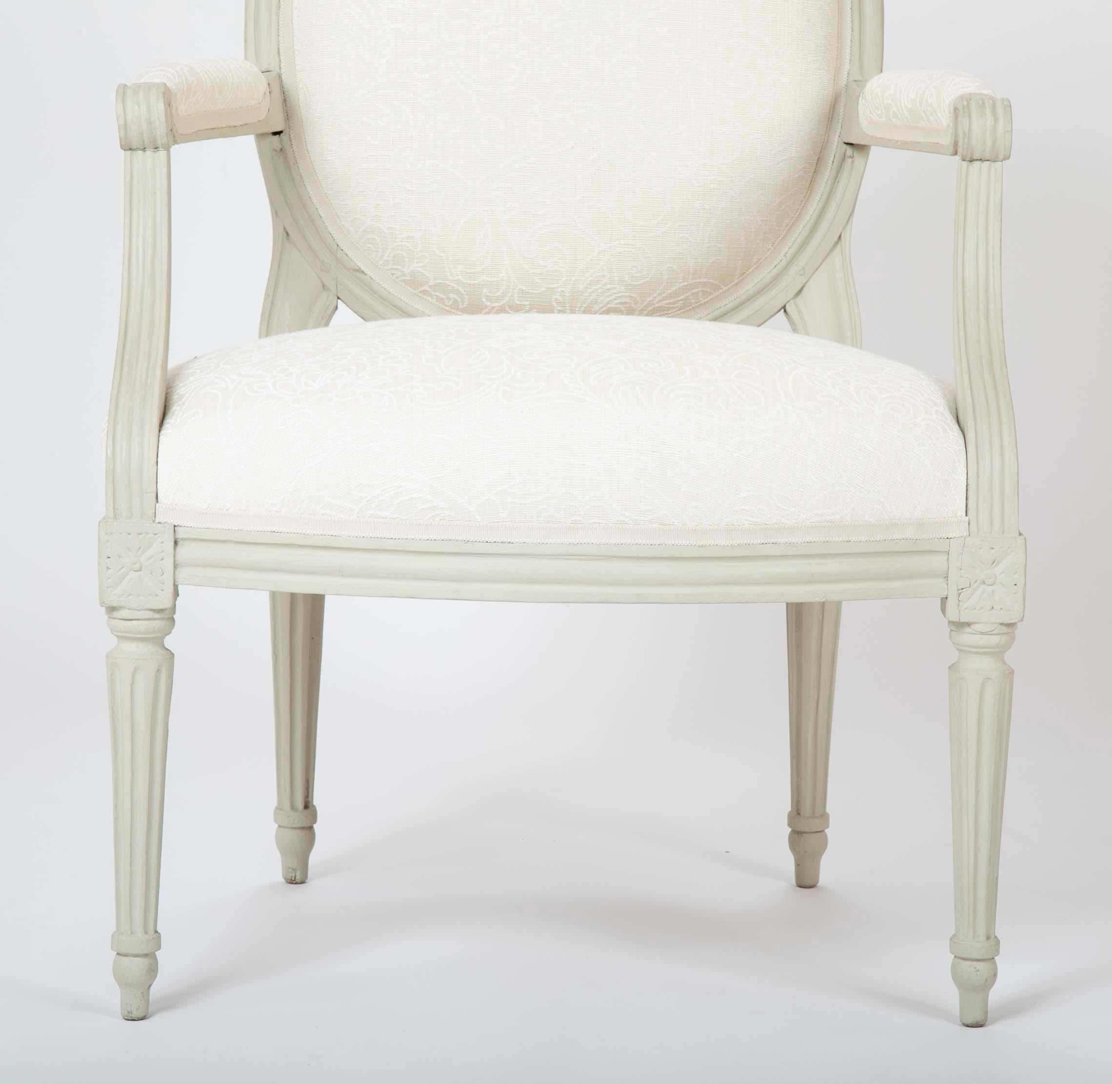 Paar bemalte Fauteuils a la Reine im Stil Louis XVI im Zustand „Gut“ in Stamford, CT