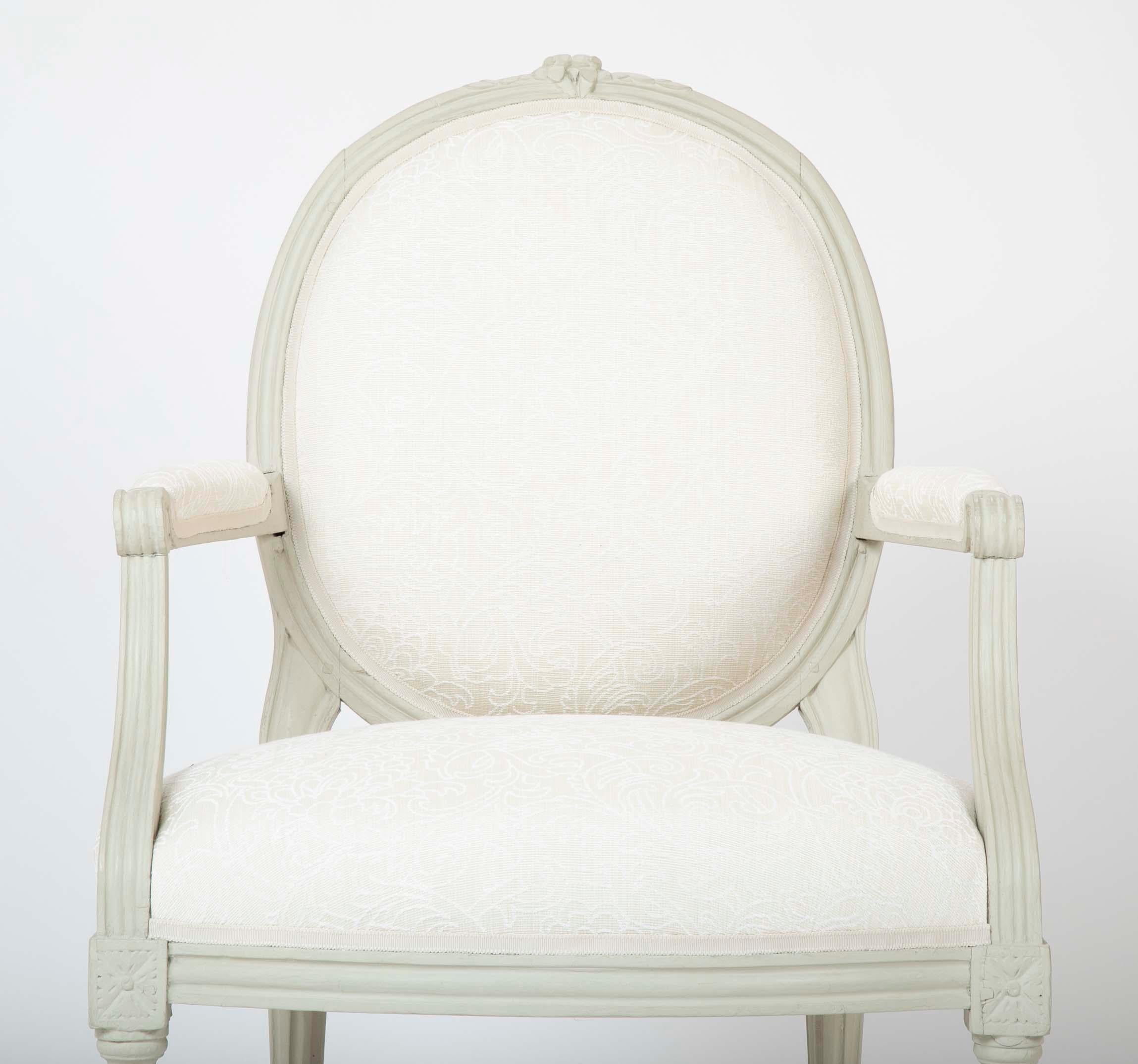 Paar bemalte Fauteuils a la Reine im Stil Louis XVI (Spätes 19. Jahrhundert)