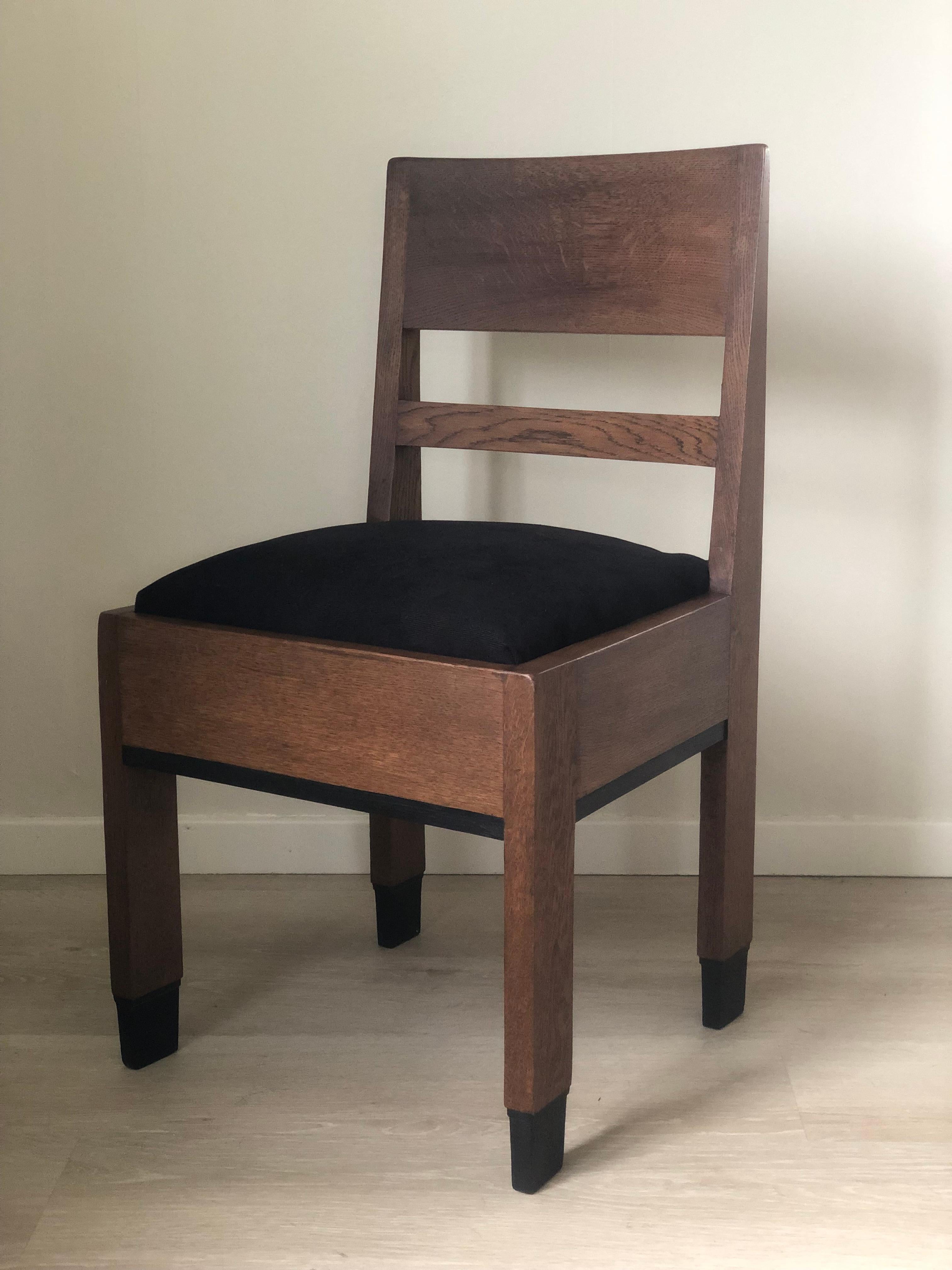 This pair of high-quality Oak Art Deco chairs, designed by H. Fels for L.O.V. Oosterbeek in the 1920s, reflects the distinct style of the Haagse School. The beautifully detailed chairs are marked, showcasing their authenticity and craftsmanship.