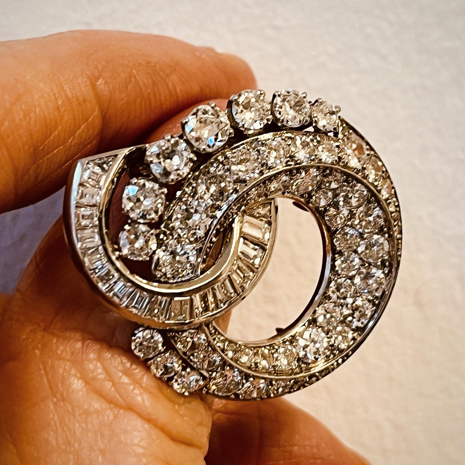 Paire de 10 carats  Broches à clip en diamant montées sur platine. Vers 1930 en vente 4