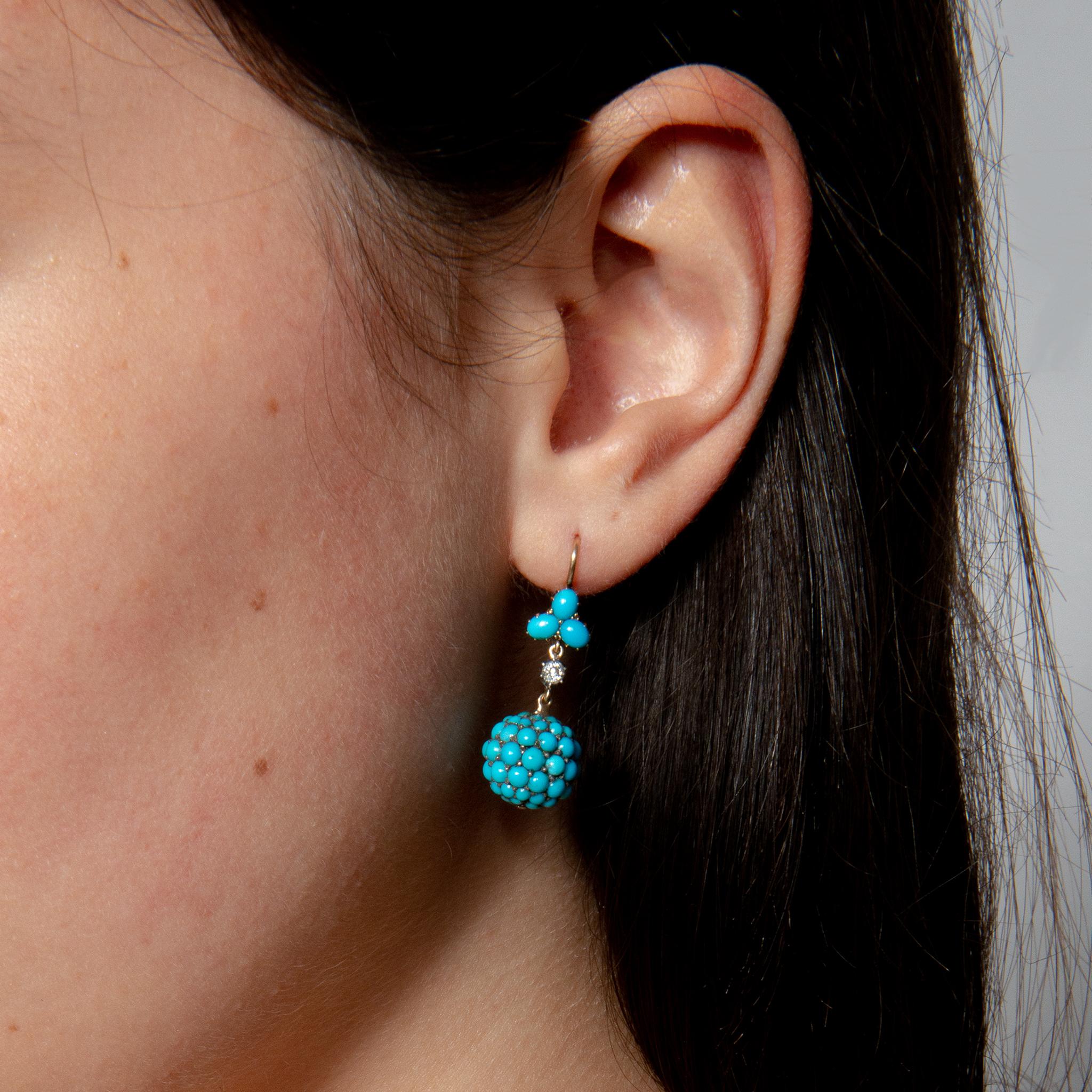 Taille cabochon Paire de boucles d'oreilles boule en or 14 carats, turquoise et diamants en vente