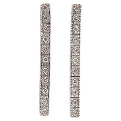 Par de pendientes de oro blanco de 14 quilates con diamantes Row