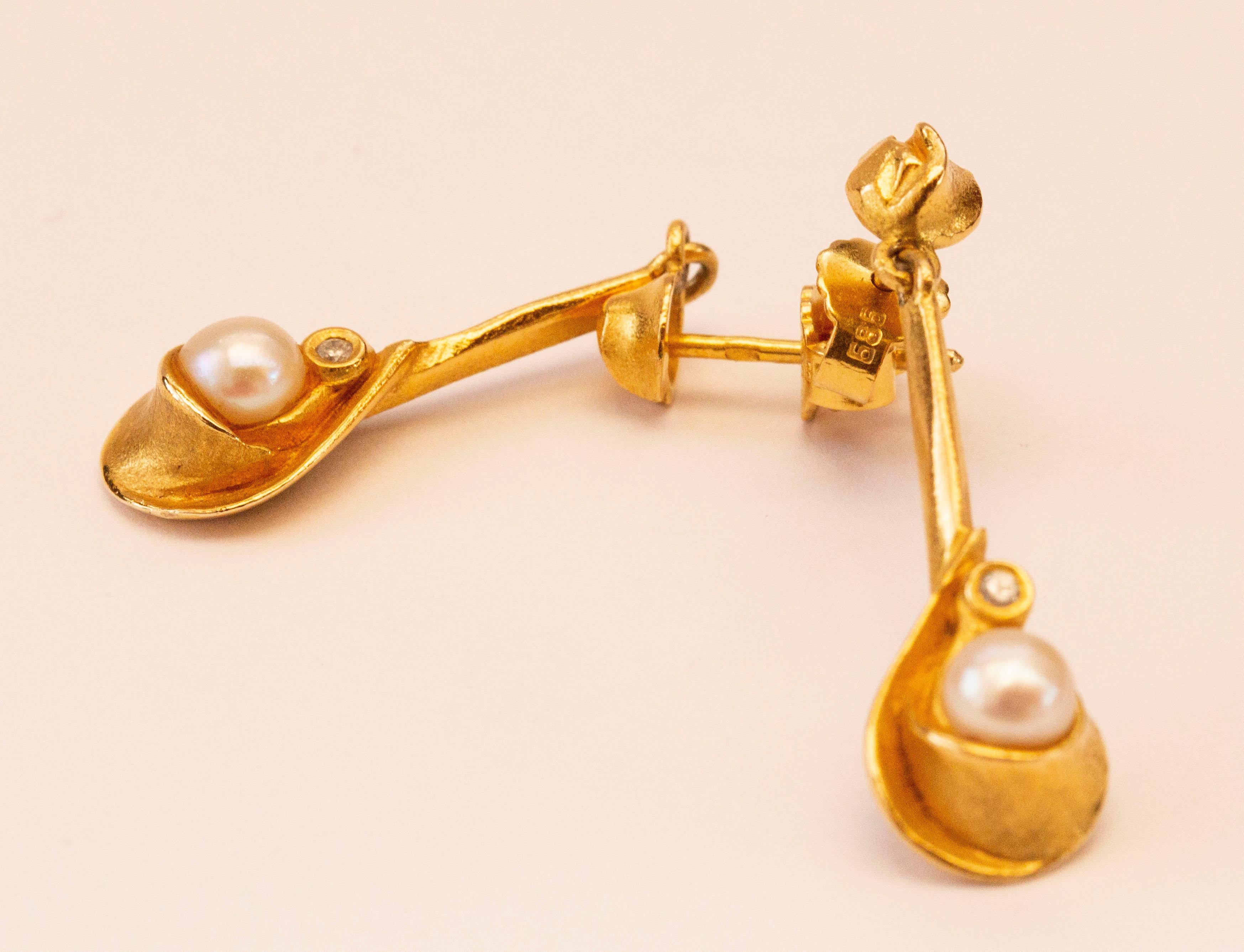 A Pair of 14 Karat Yellow Gold Earrings with Akoya Pearl and Diamond In Good Condition For Sale In Arnhem, NL