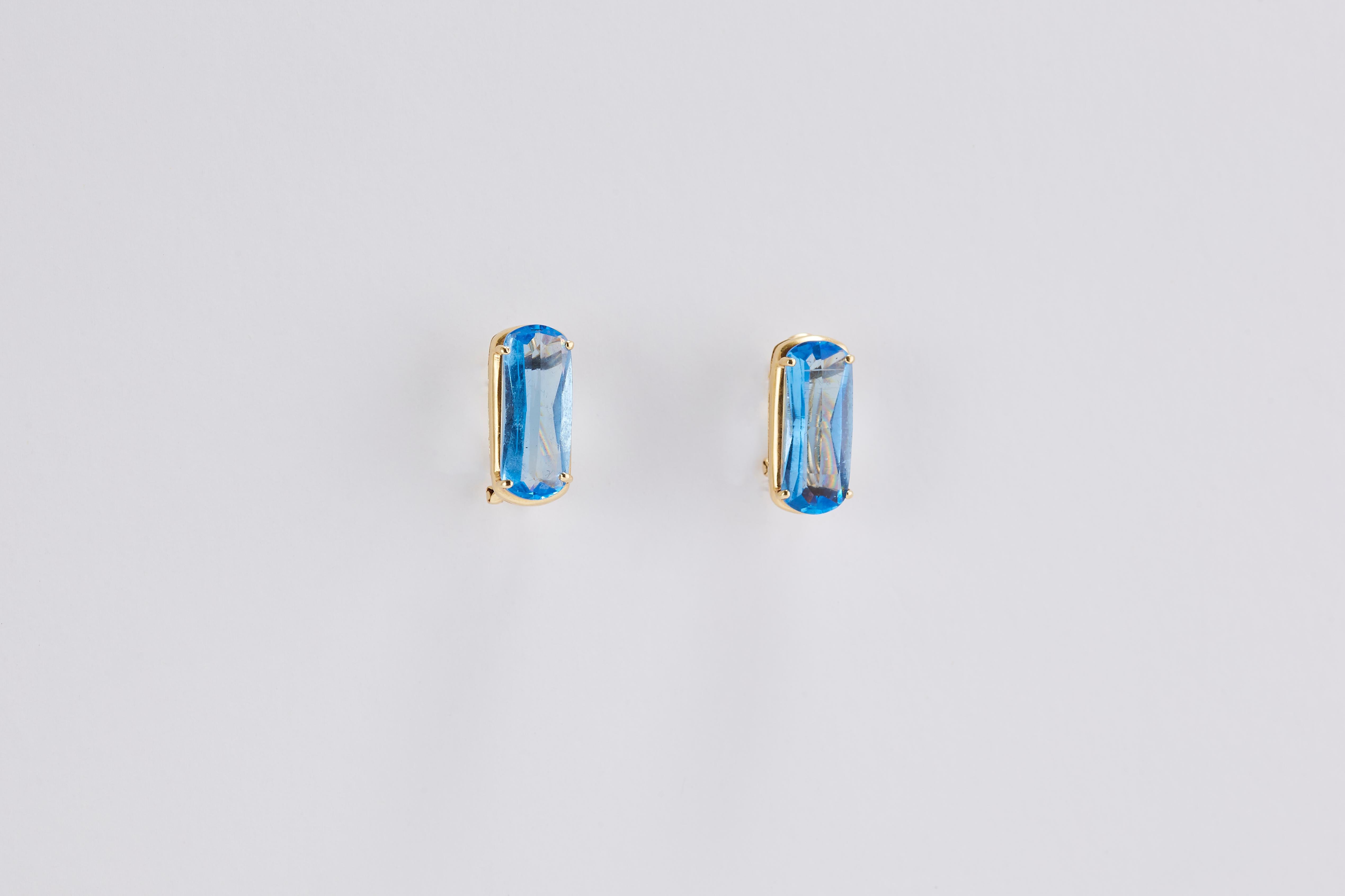 Pair of 14 Karat Yellow Gold Aquamarine Earrings In Excellent Condition For Sale In Tel Aviv, IL