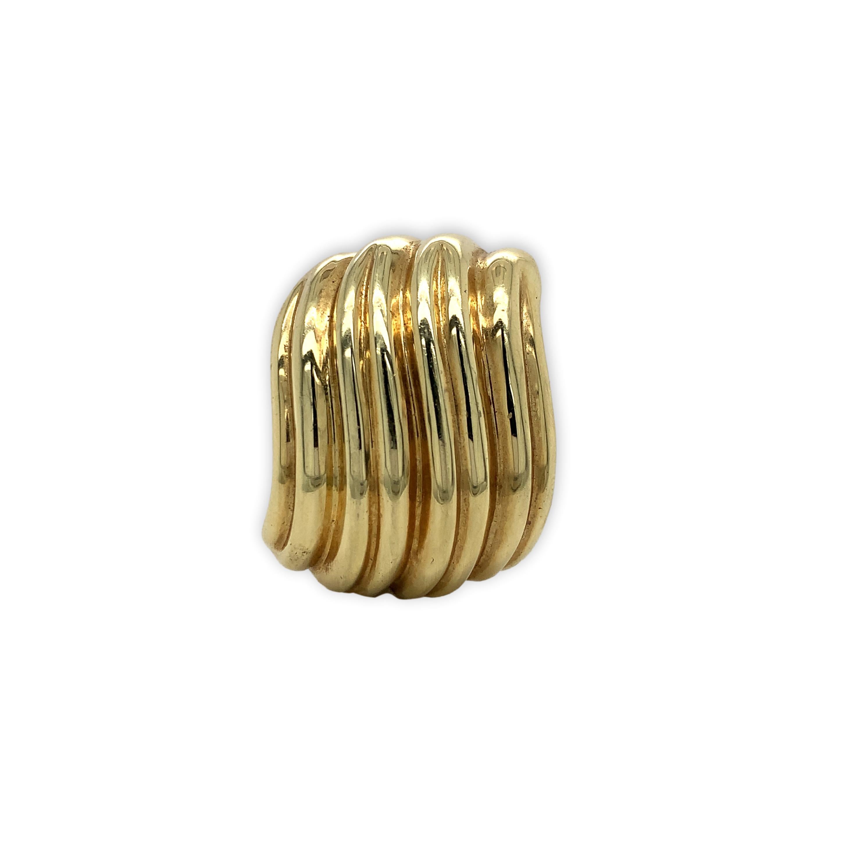 Ein Paar schwere Ohrringe aus 14 Karat Gelbgold. Die Ohrringe haben Post und Omega für gepiercte Ohren. Sie haben 4 gerippte Linien mit leichter Wölbung und Hochglanz. Sie sind etwa 1