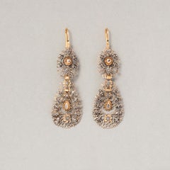 Ein Paar lange georgische Flemish-Ohrringe aus 15 Karat Gold und Silber