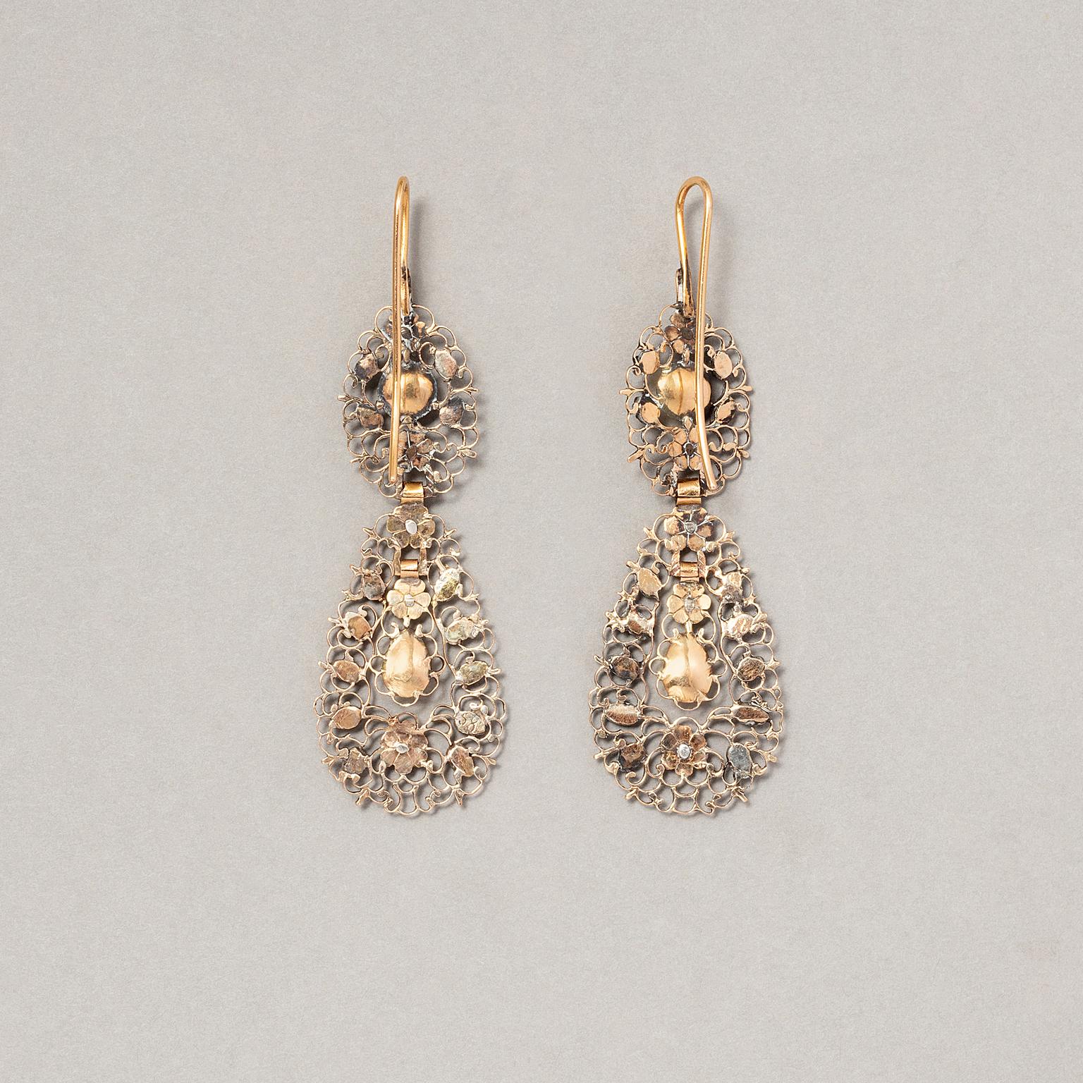Rose Cut A pair of 15 carat gold and silver Georgian Flemish long earrings For Sale
