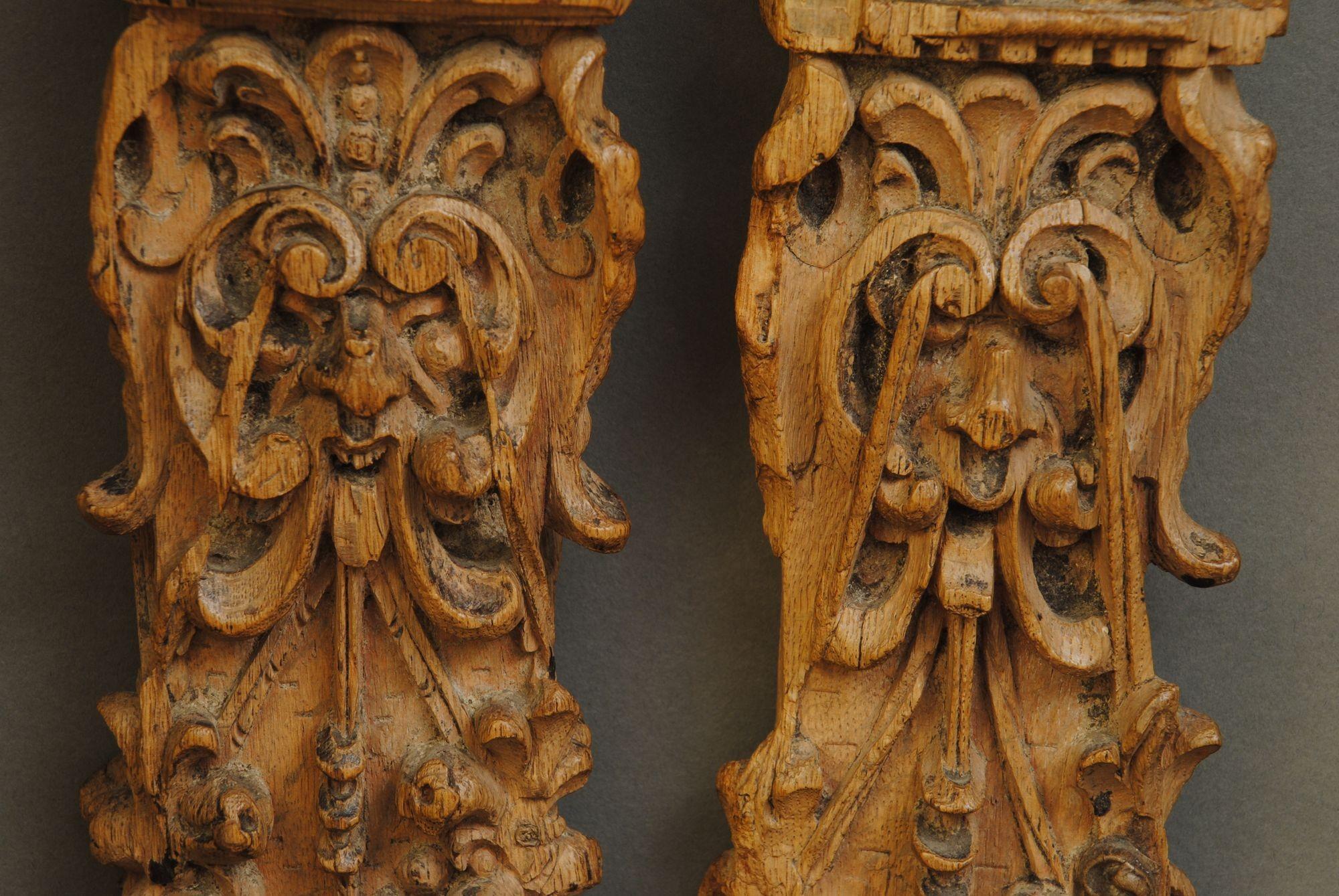 A Pair Of 17th Century Carved Oak Caryatids In Good Condition In Lincolnshire, GB