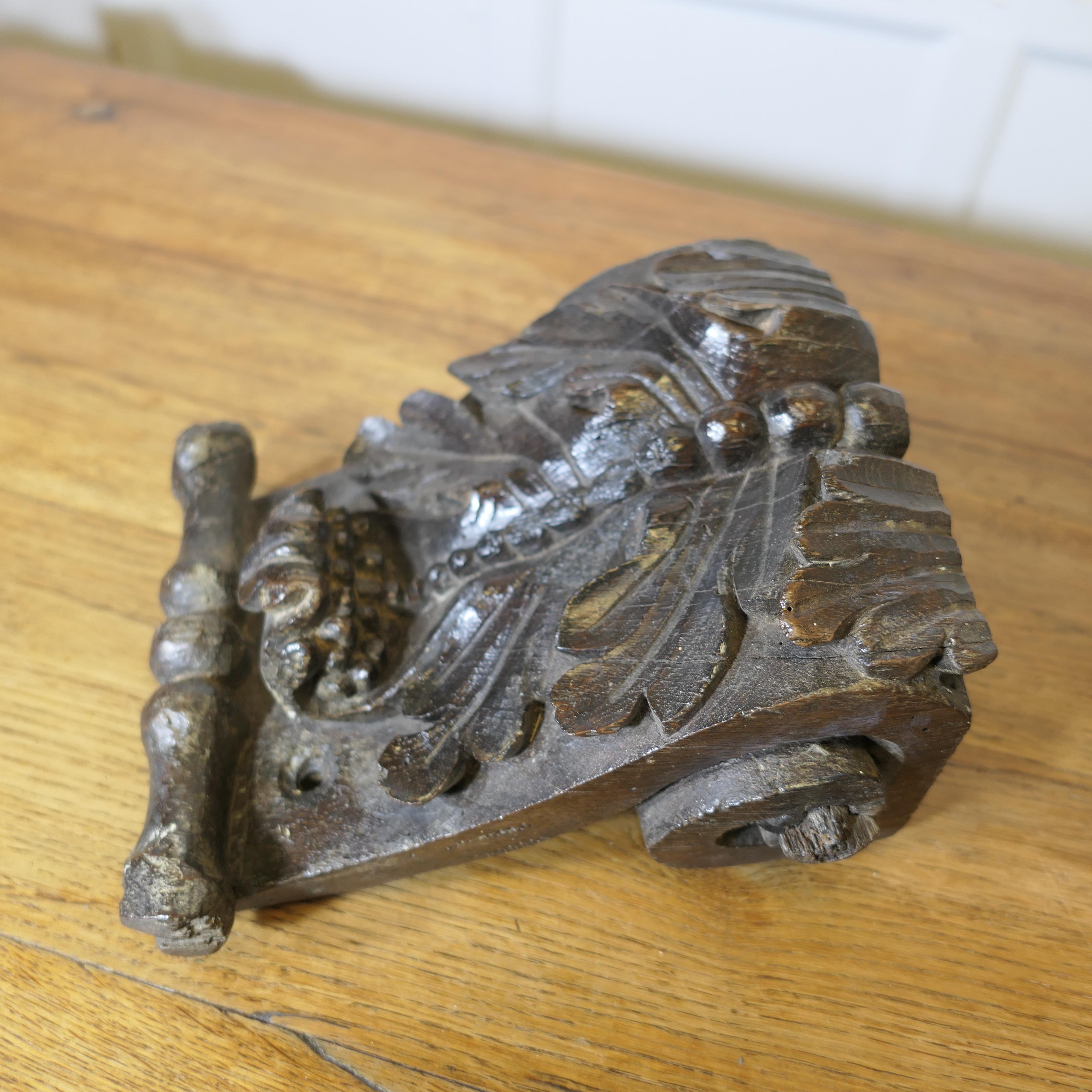 Ein Paar Wandhalterungen aus Eiche aus dem 17.  Dies sind gute Stücke aus geschnitzter OAK im Zustand „Gut“ im Angebot in Godshill, Isle of Wight