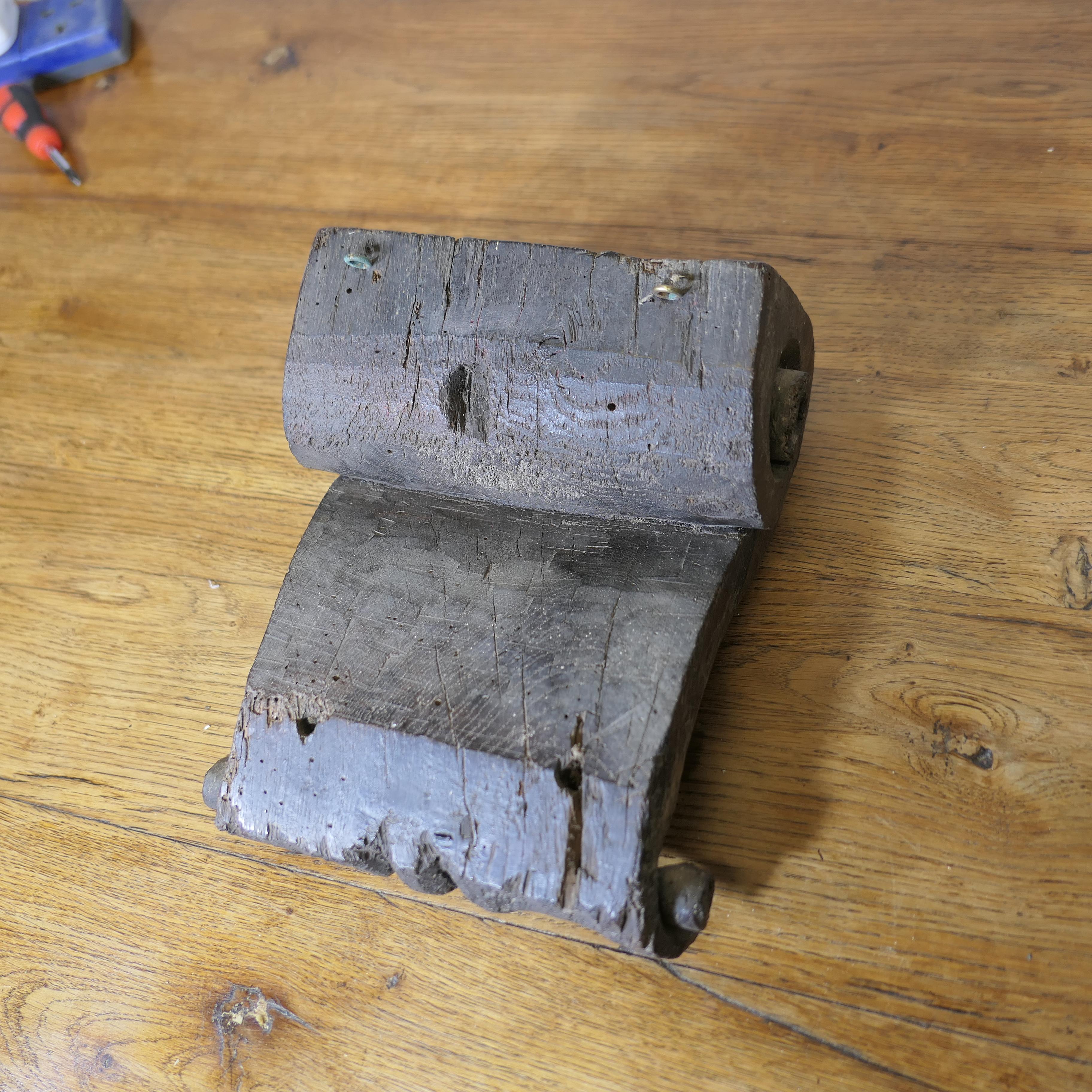 Ein Paar Wandhalterungen aus Eiche aus dem 17.  Dies sind gute Stücke aus geschnitzter OAK (Eichenholz) im Angebot