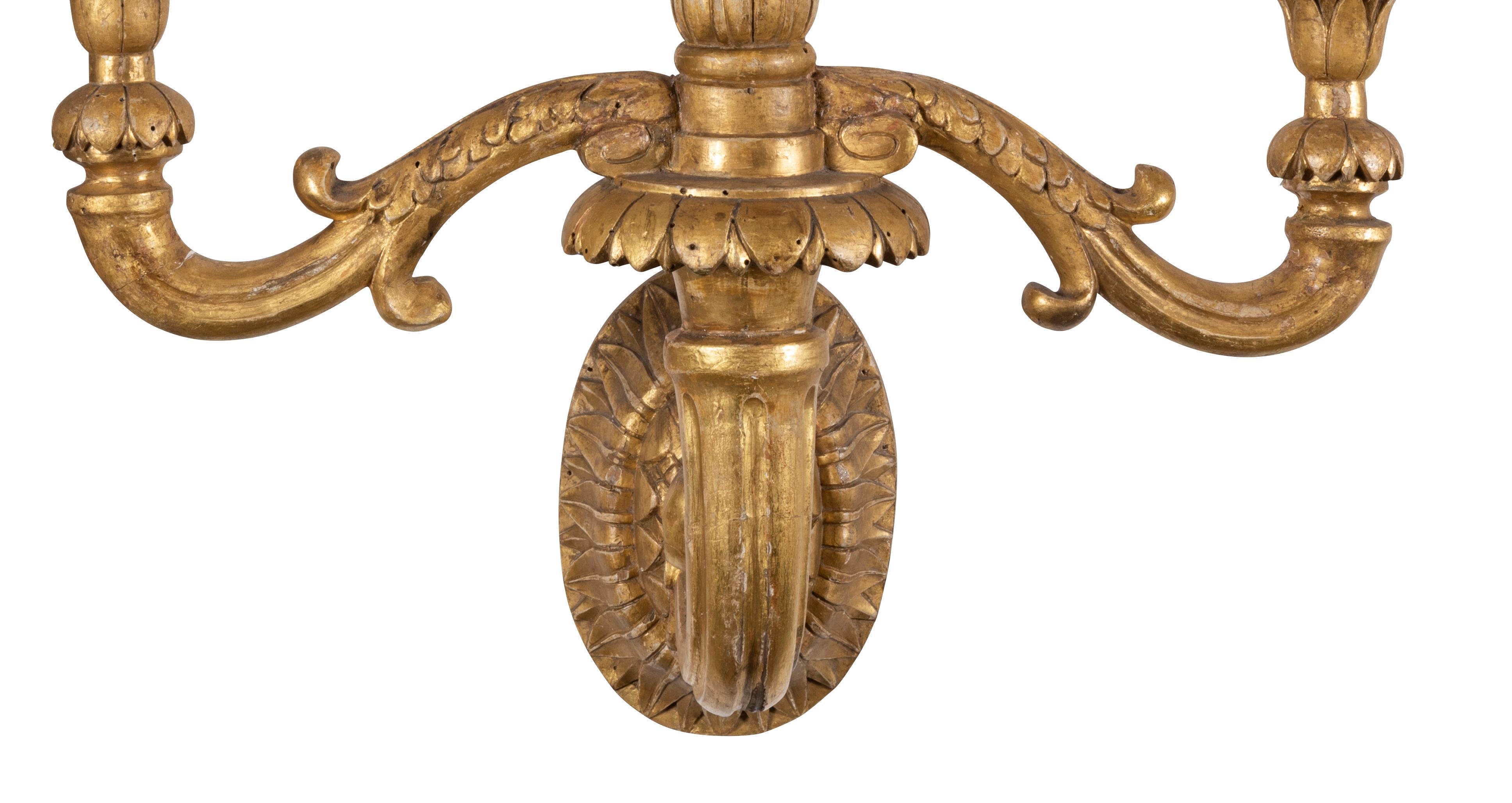 A Pair of 17th Century Spanish Carlos II Carved Giltwood Wall Sconces For Sale 1