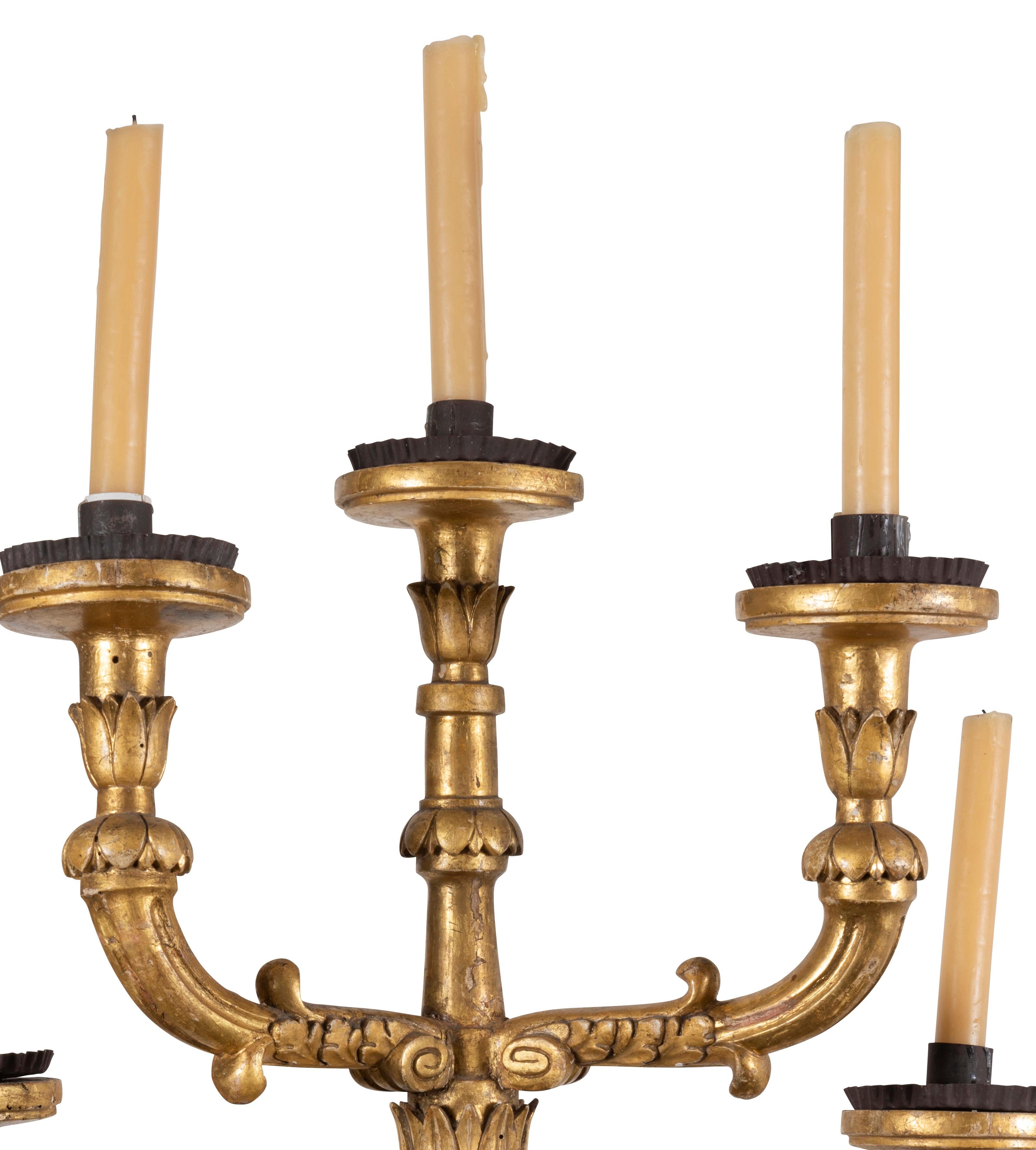 A Pair of 17th Century Spanish Carlos II Carved Giltwood Wall Sconces For Sale 2