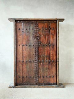 Paire de portes en bois de cortijo espagnol du 17ème siècle avec cadre de porte