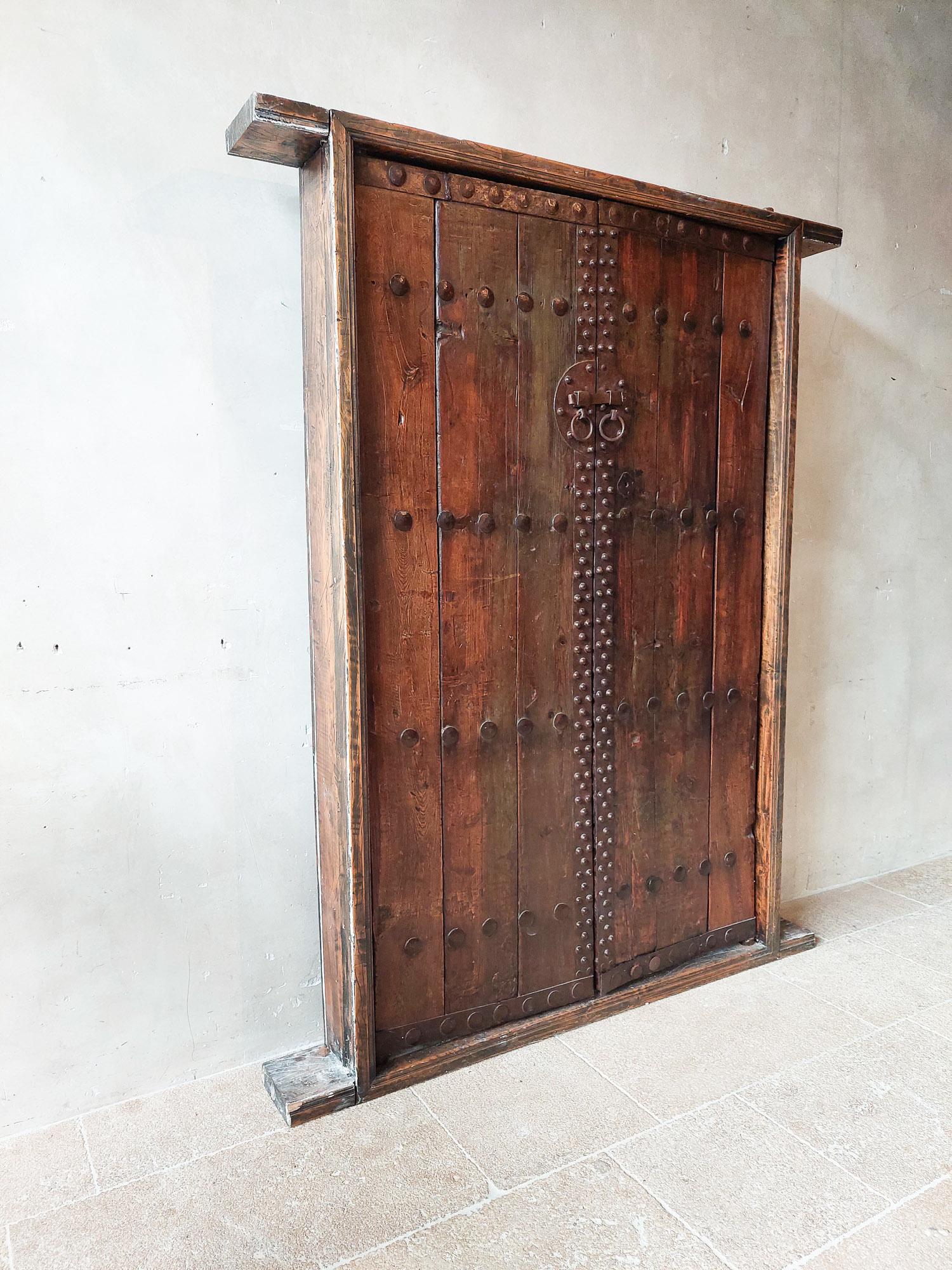 Pair of 17th Century Spanish Cortijo Wooden Doors with Door Frame In Good Condition In Baambrugge, NL