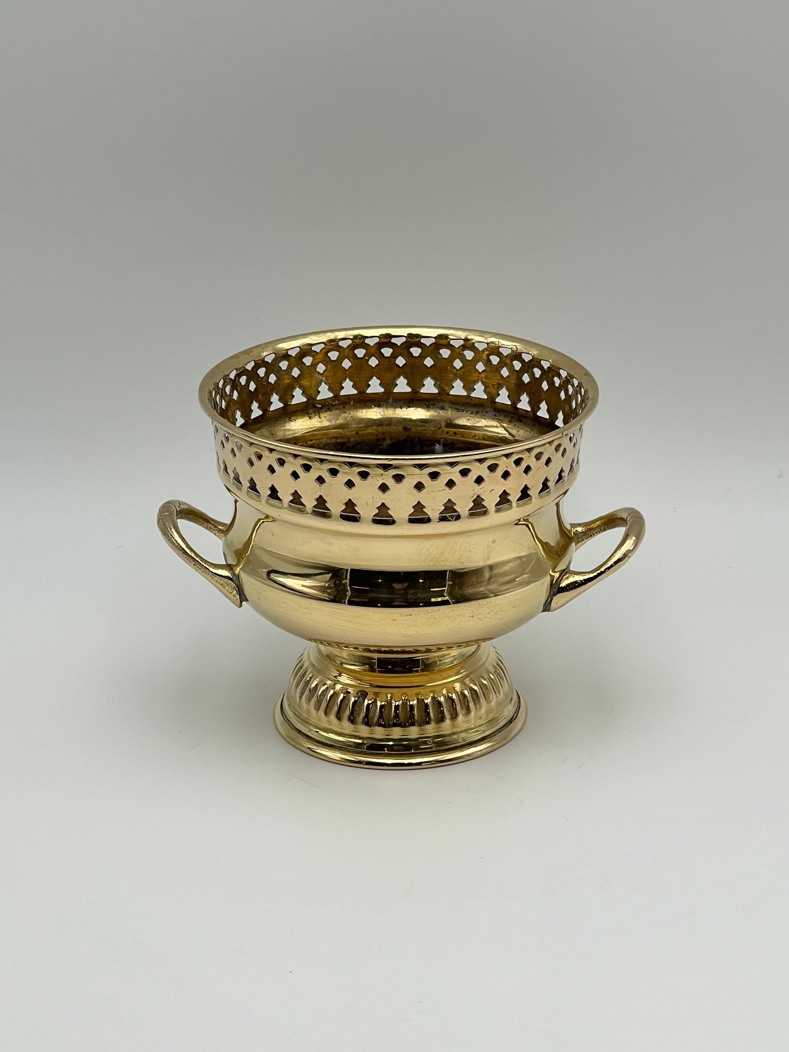 Coppia di vasi per urne in ottone stile Campana francese del 18/1900, patina in vendita 2