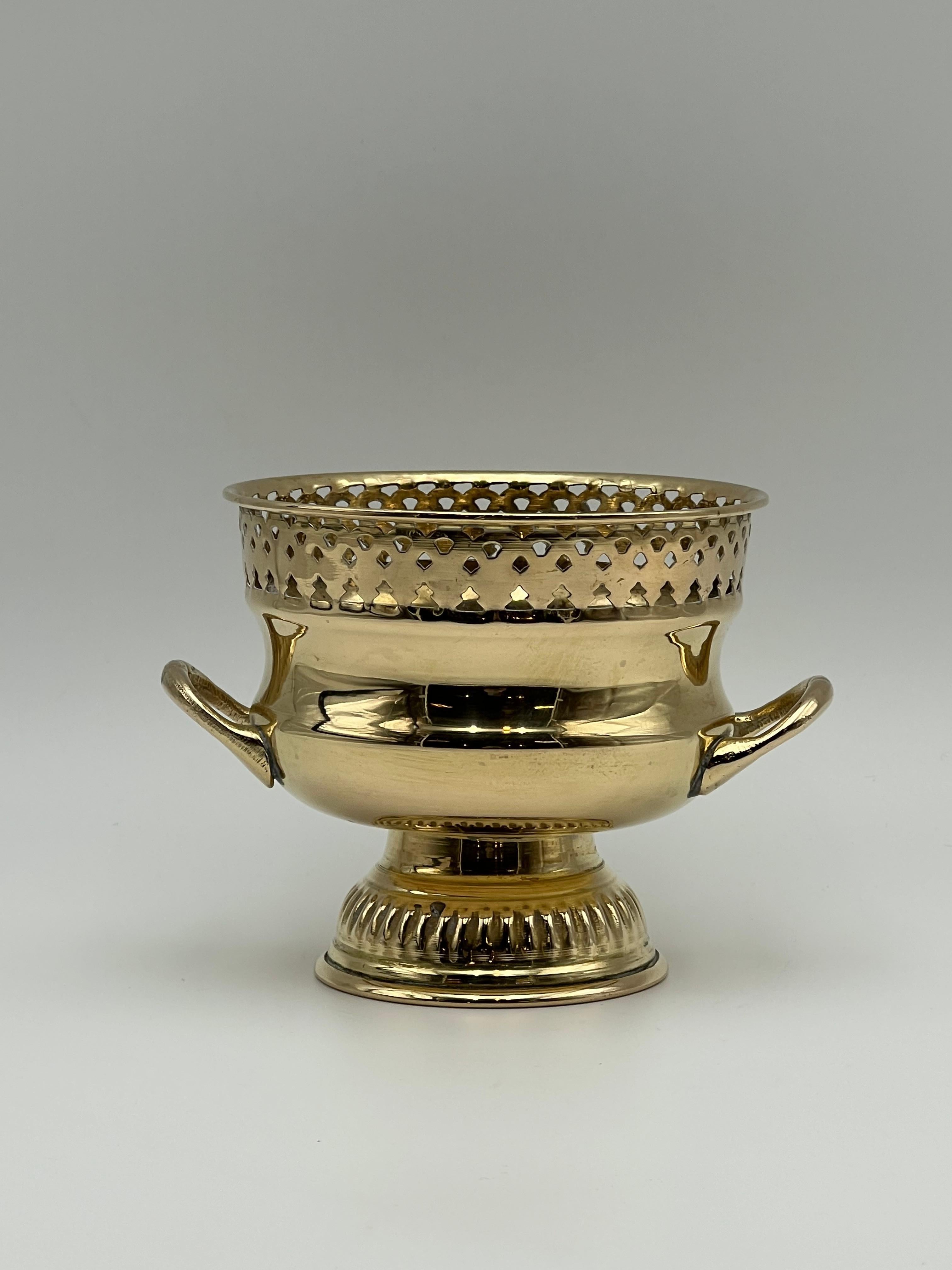 Coppia di vasi per urne in ottone stile Campana francese del 18/1900, patina in vendita 4