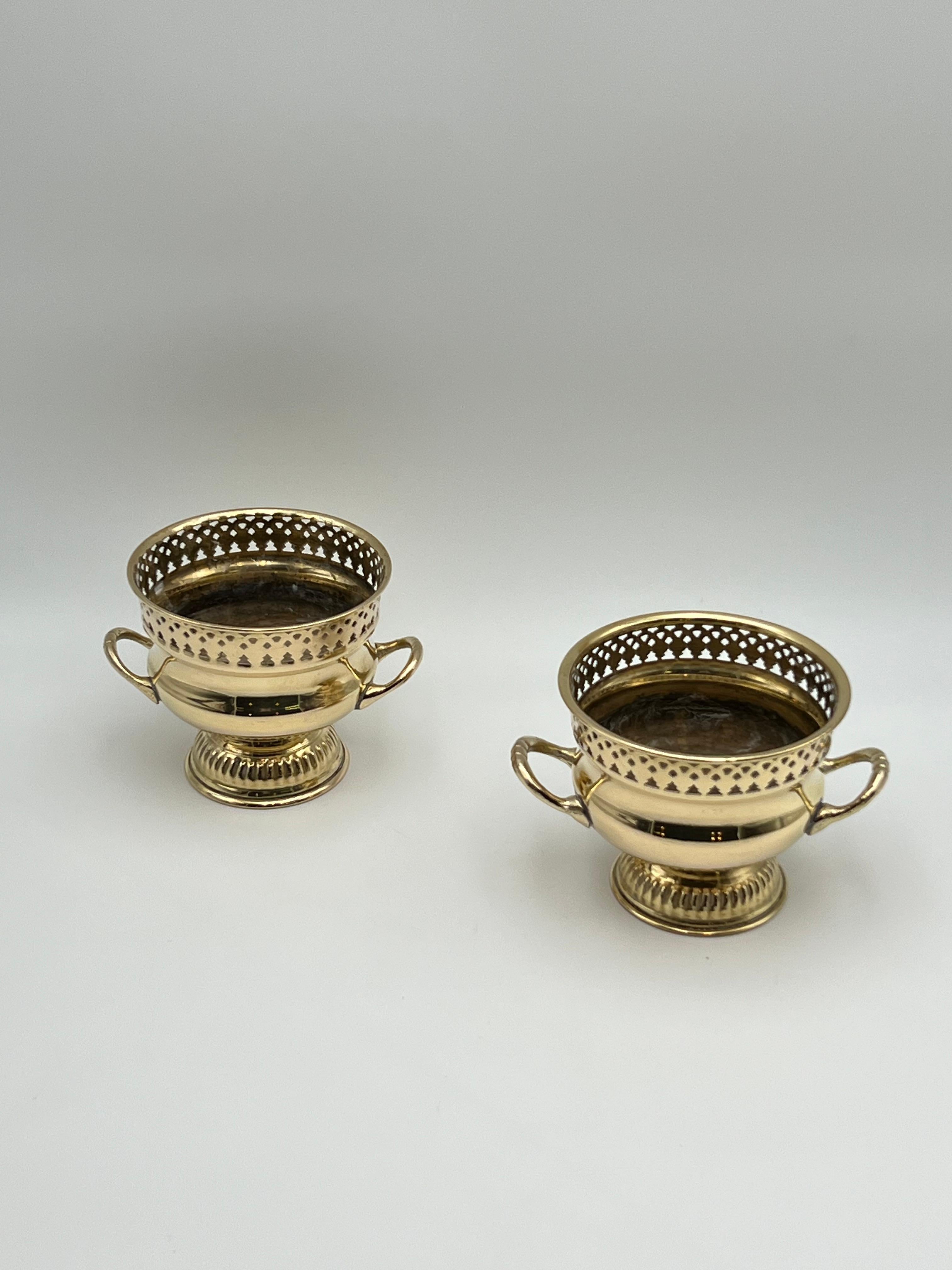 Giorgio IV Coppia di vasi per urne in ottone stile Campana francese del 18/1900, patina in vendita